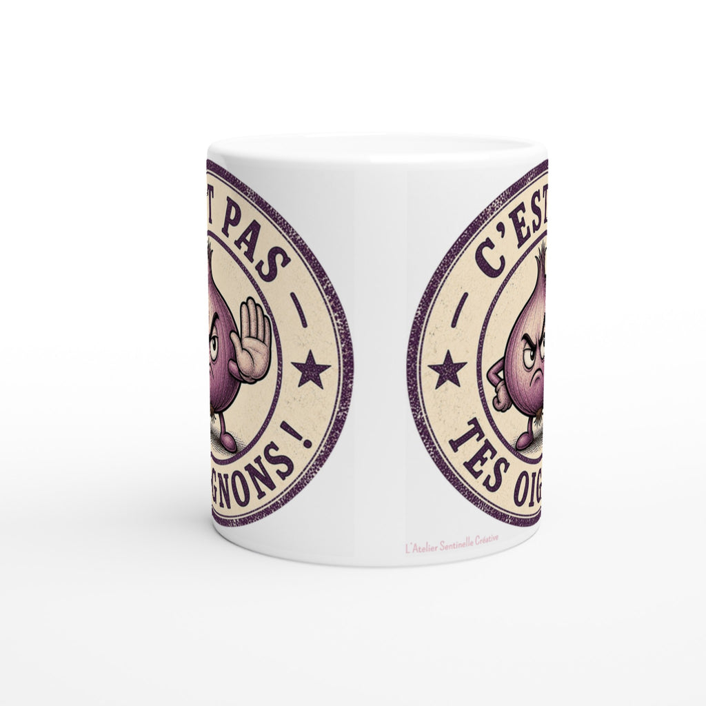 Mug blanc en céramique, vue de côté avec motif « C’est pas tes oignons ».