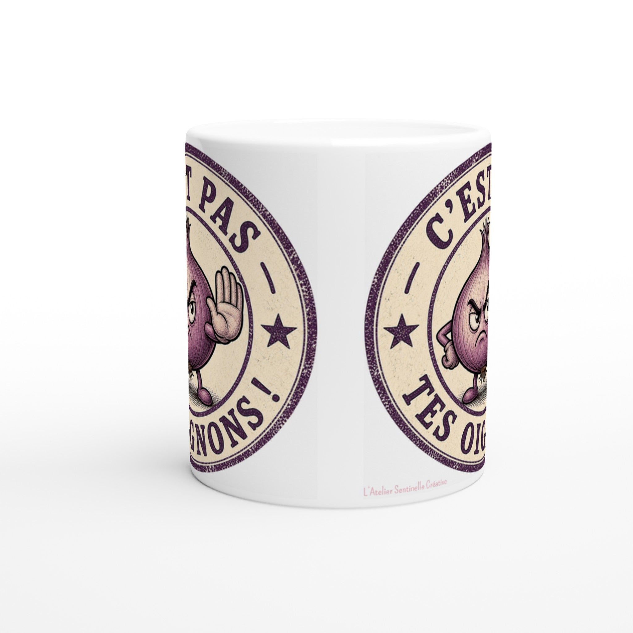 Mug blanc en céramique, vue de côté avec motif « C’est pas tes oignons ».