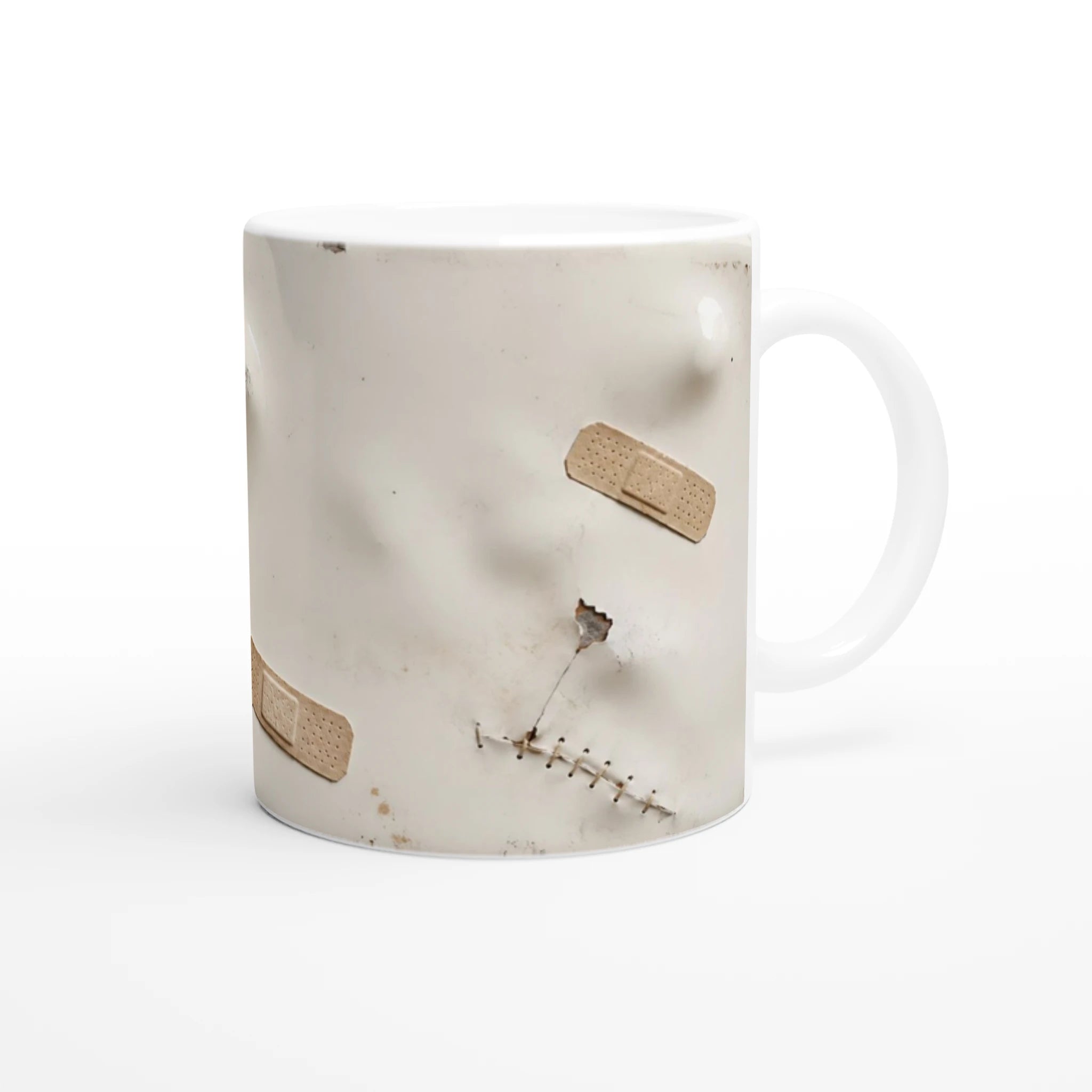Mug blanc avec pansement beige et points de suture, face avant