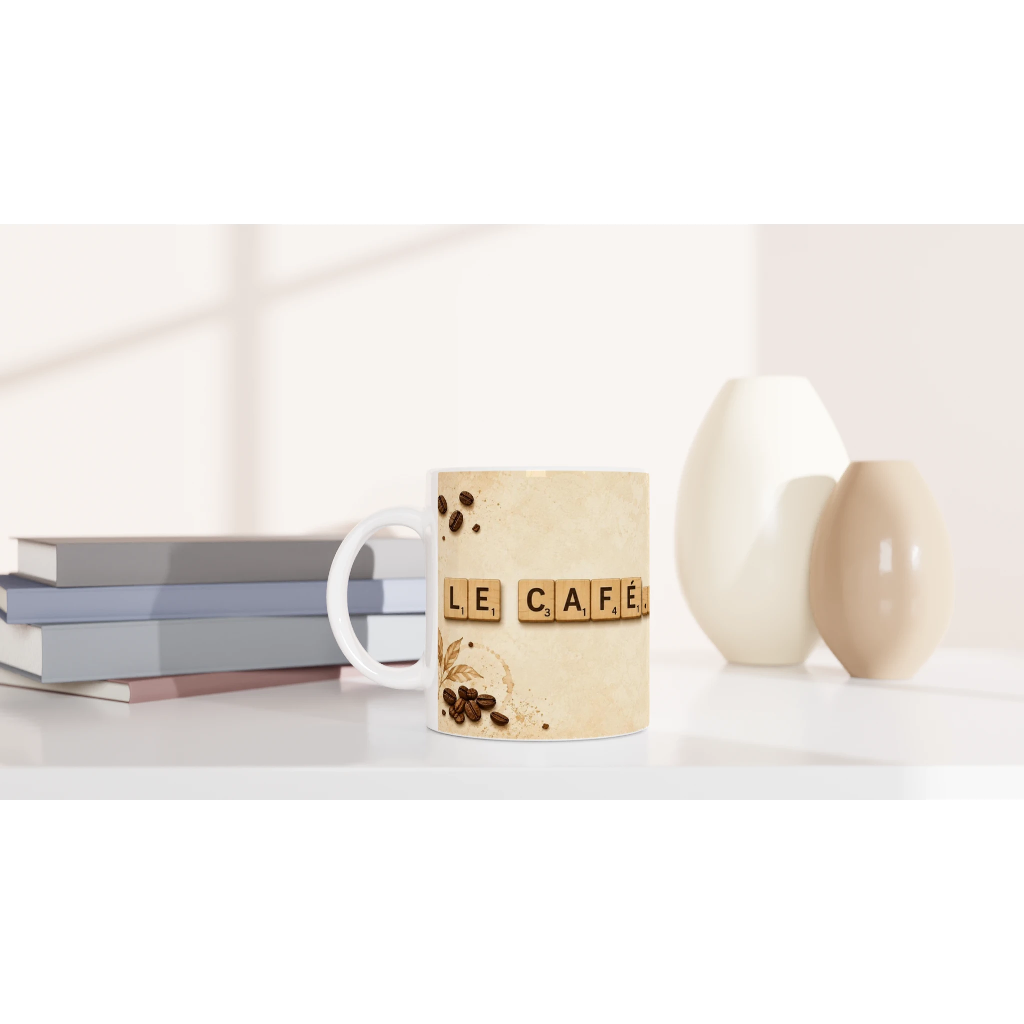 Tasse en céramique blanche avec anse, décor lettres café