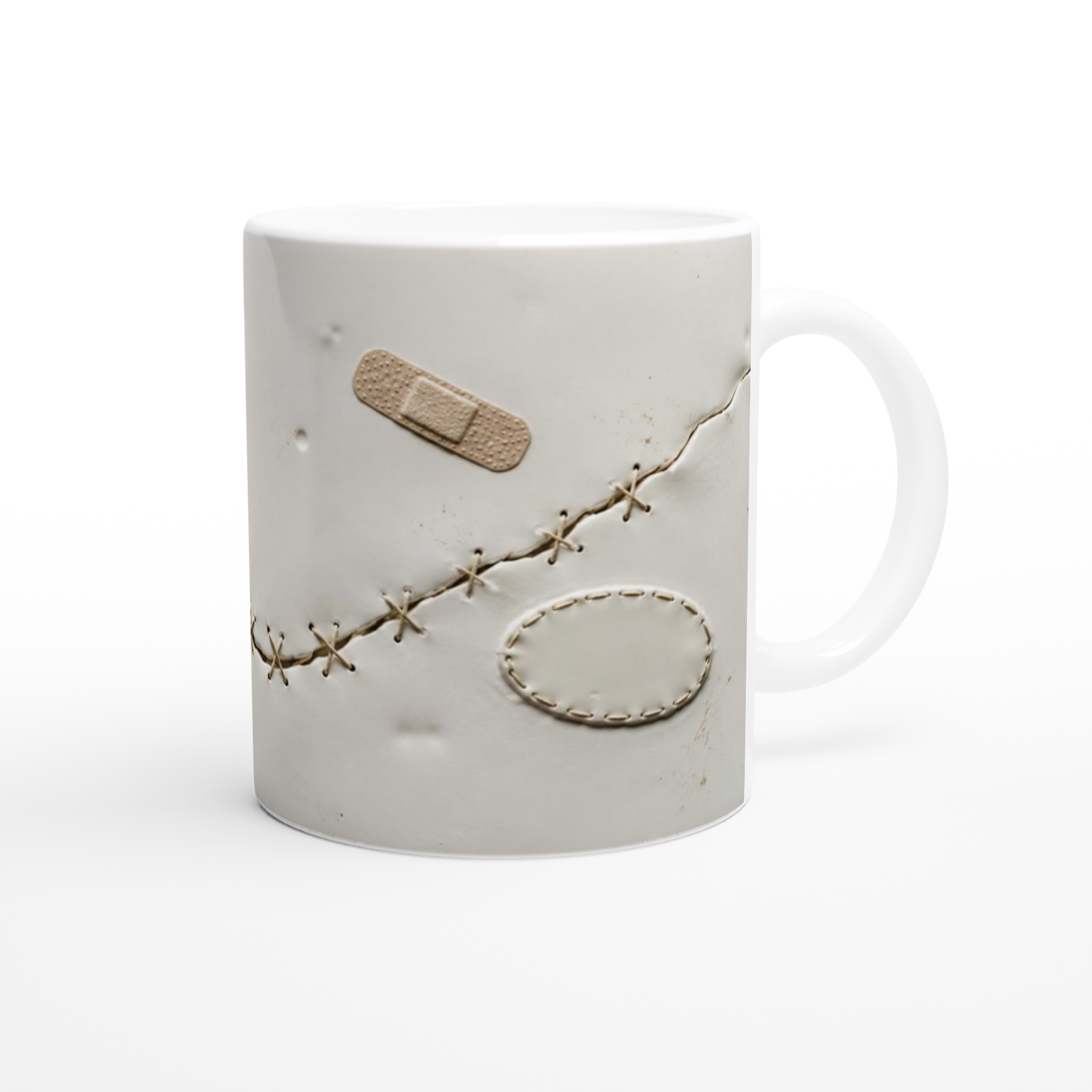 Mug blanc avec ligne de sutures, pansement ovale et petit patch rectangulaire en relief.