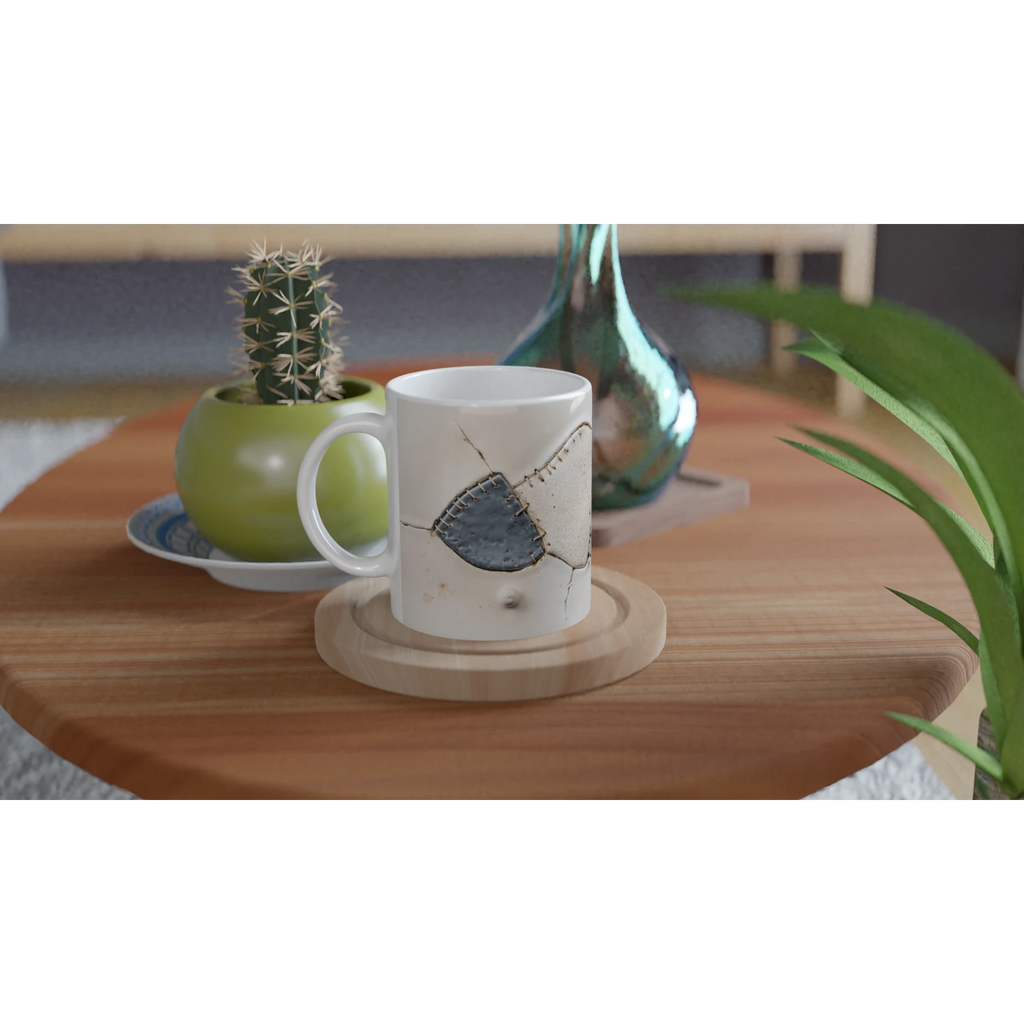 Mug blanc avec motif patch bleu-gris et surpiqûres, aspect cabossé