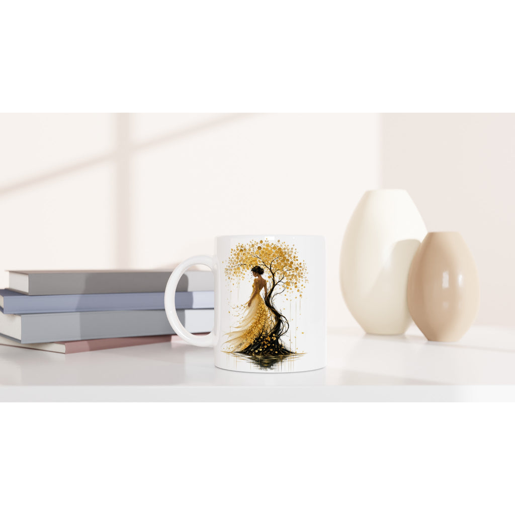 Mug blanc avec illustration femme et arbre doré, vue de trois quarts