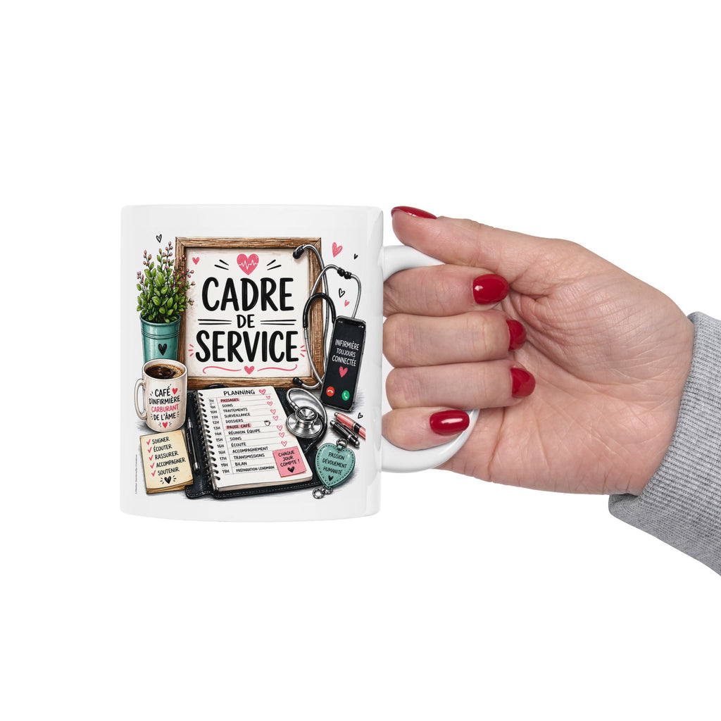 Mug blanc tenu en main, impression “CADRE DE SERVICE” avec stéthoscope et icônes