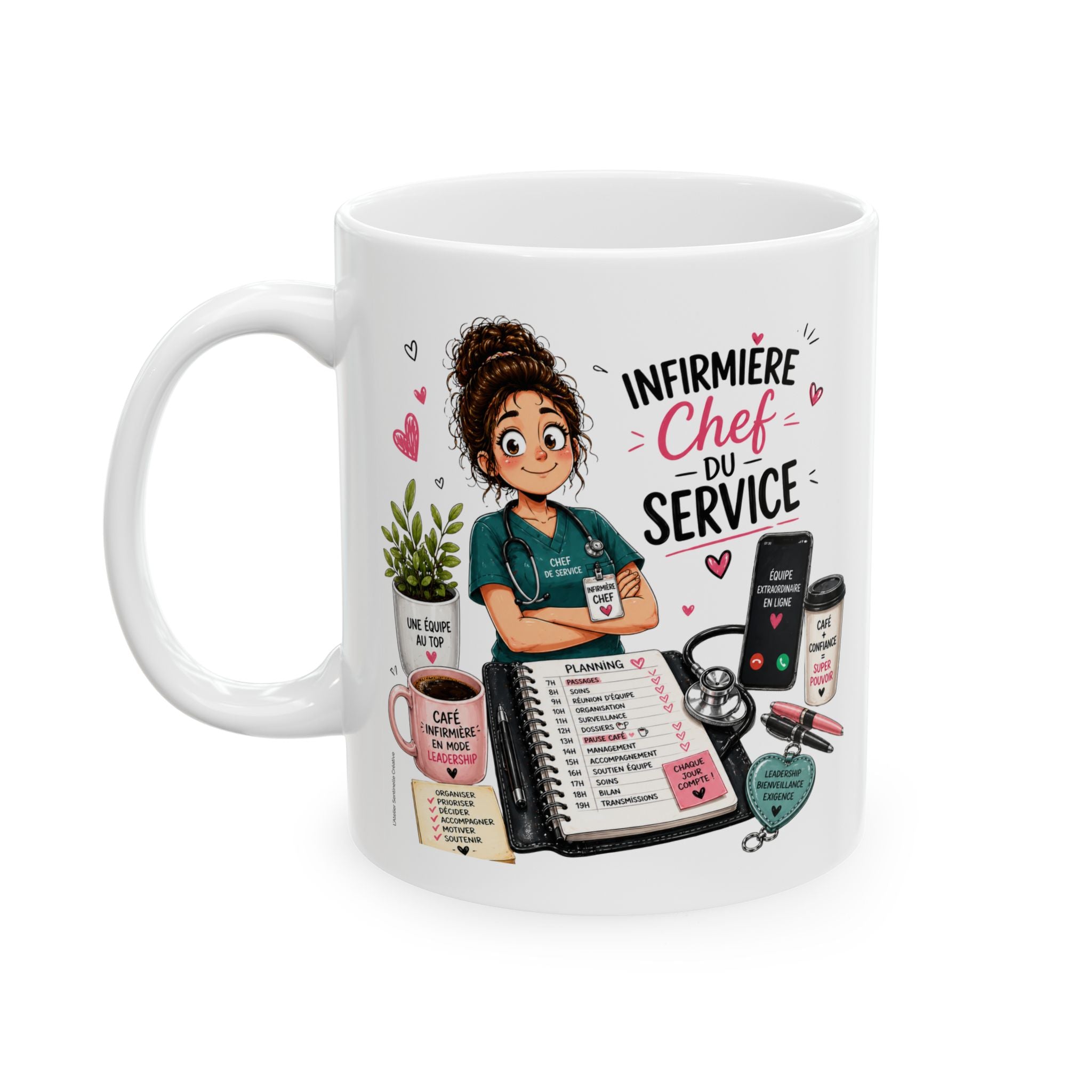 Mug blanc avec anse à gauche, illustration « Infirmière Chef du Service » et cœurs.