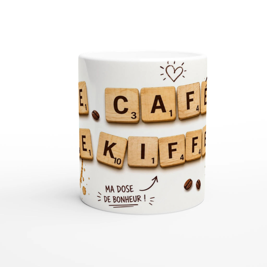 Mug blanc avec « MA DOSE DE BONHEUR ! » et lettres Scrabble, anse visible.