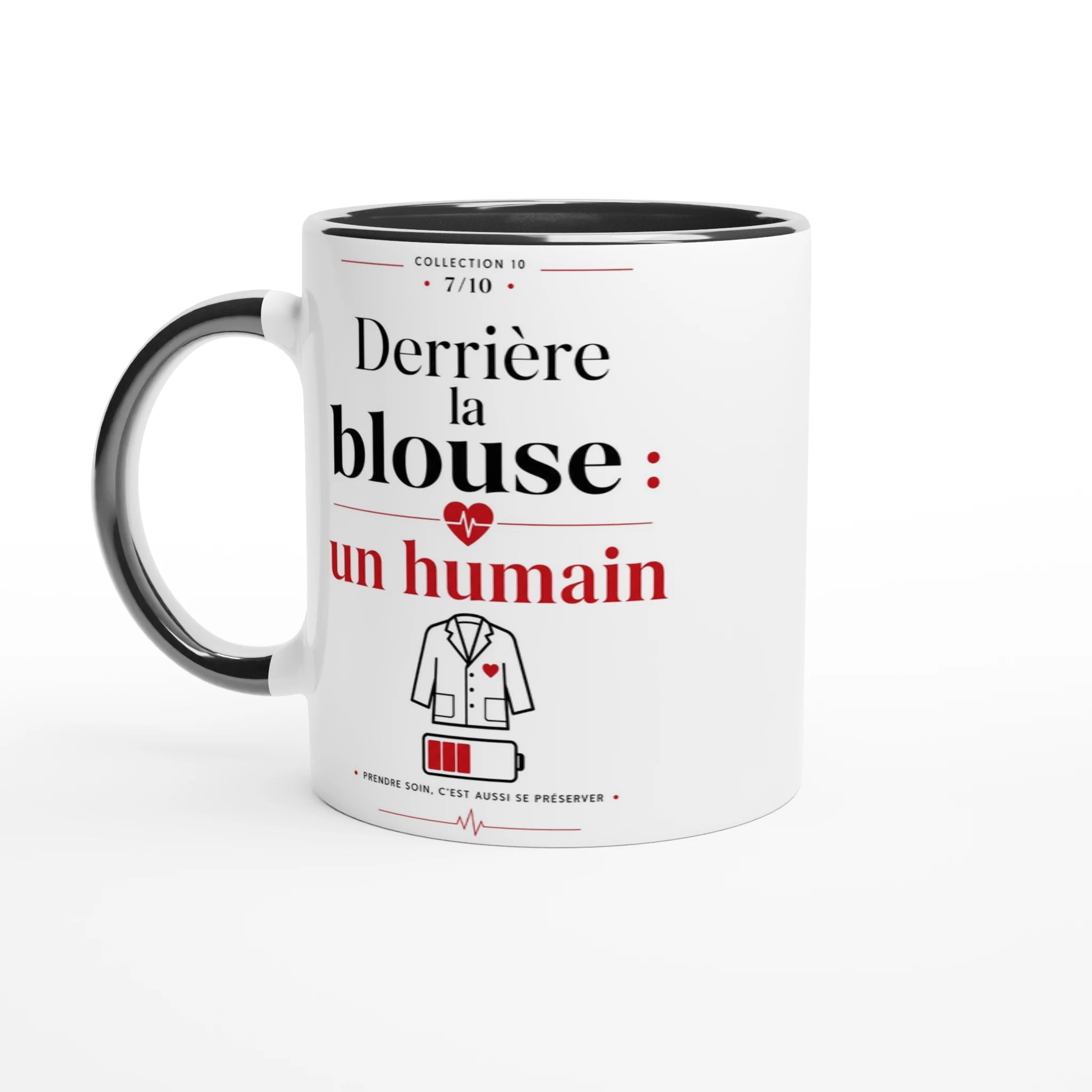 Mug en céramique blanc, poignée et intérieur noir, motif avec blouse.