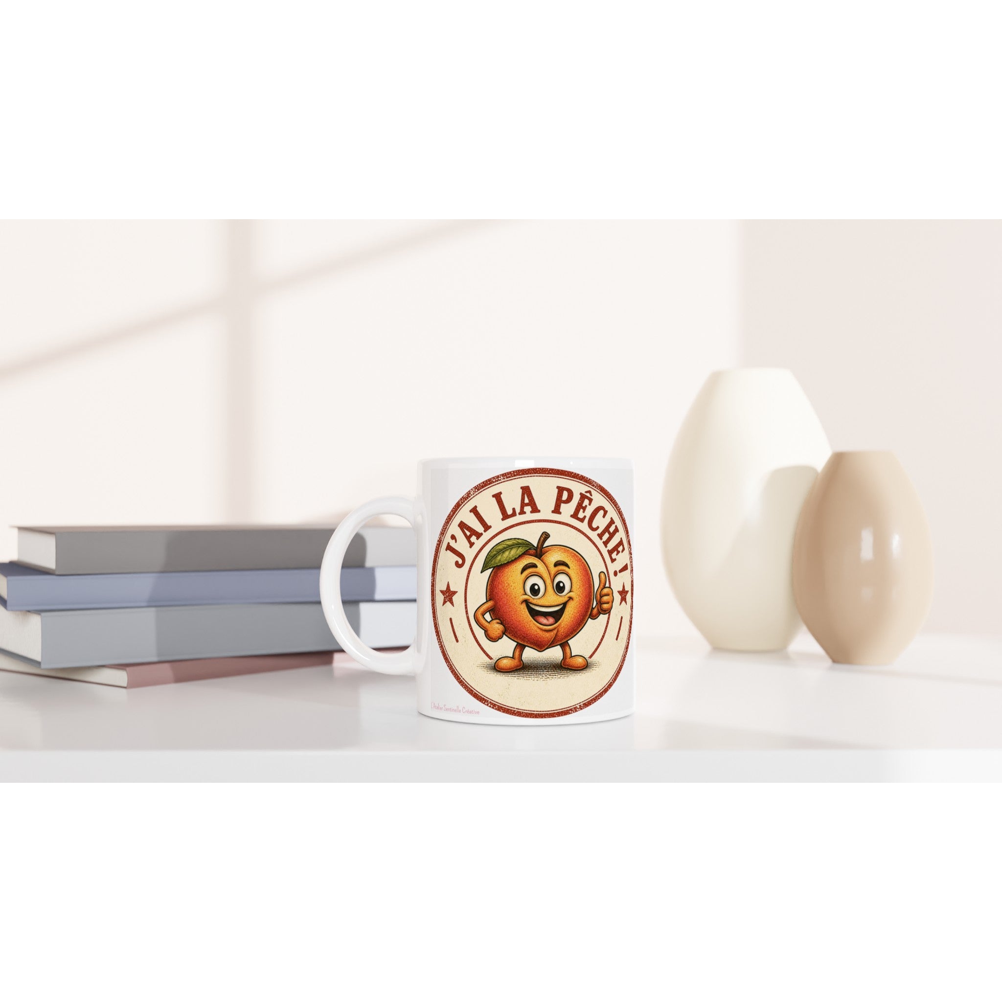 Mug blanc avec illustration ronde "J'ai la pêche" et personnage orange aux écouteurs.