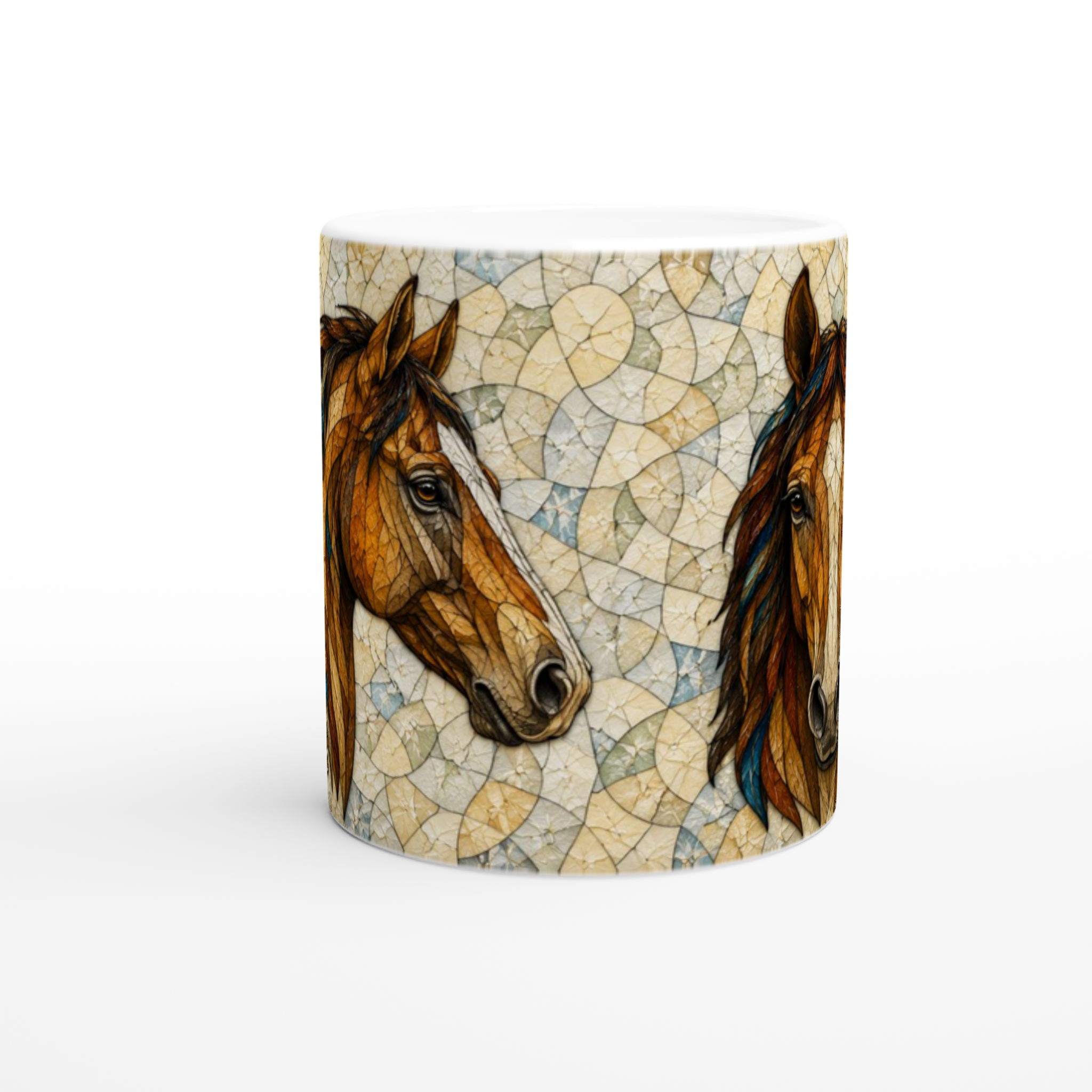 Mug en céramique blanche avec deux têtes de chevaux sur motif craquelé beige et bleu.