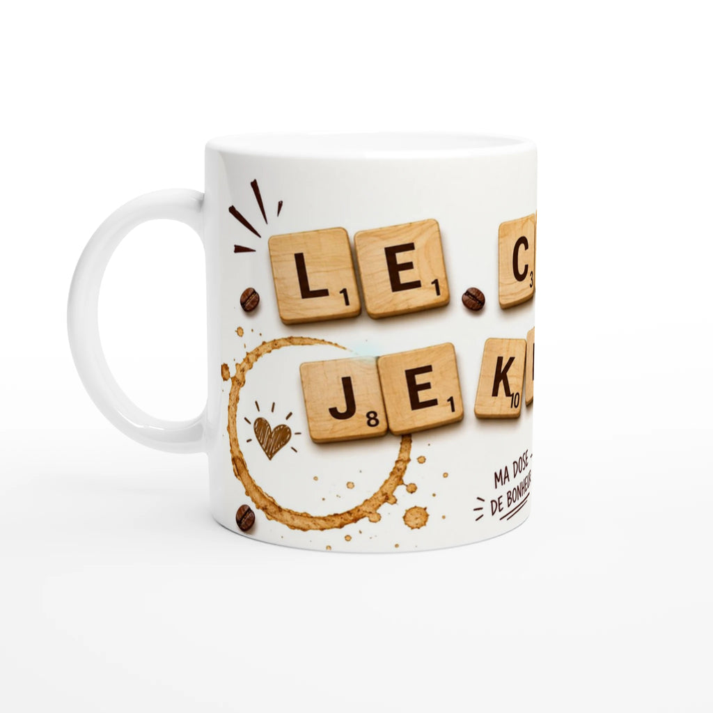 Mug blanc avec lettres style Scrabble et motif café, anse sur le côté.
