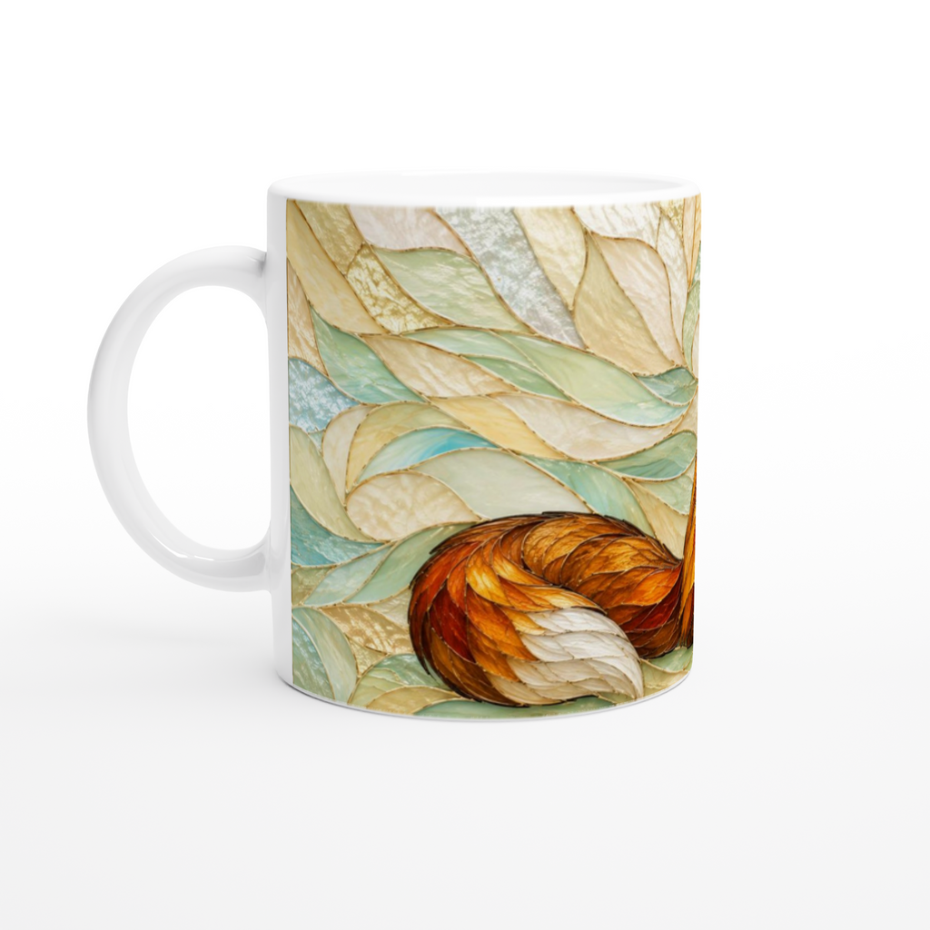 Mug en céramique blanc avec renard roux recroquevillé, motif feuillagé, vue 3/4