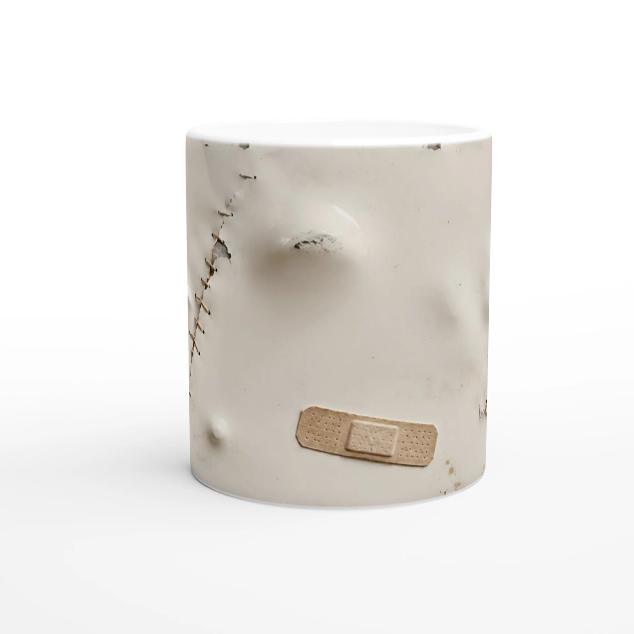 Mug blanc avec pansements imprimés et fils de couture, vue arrière