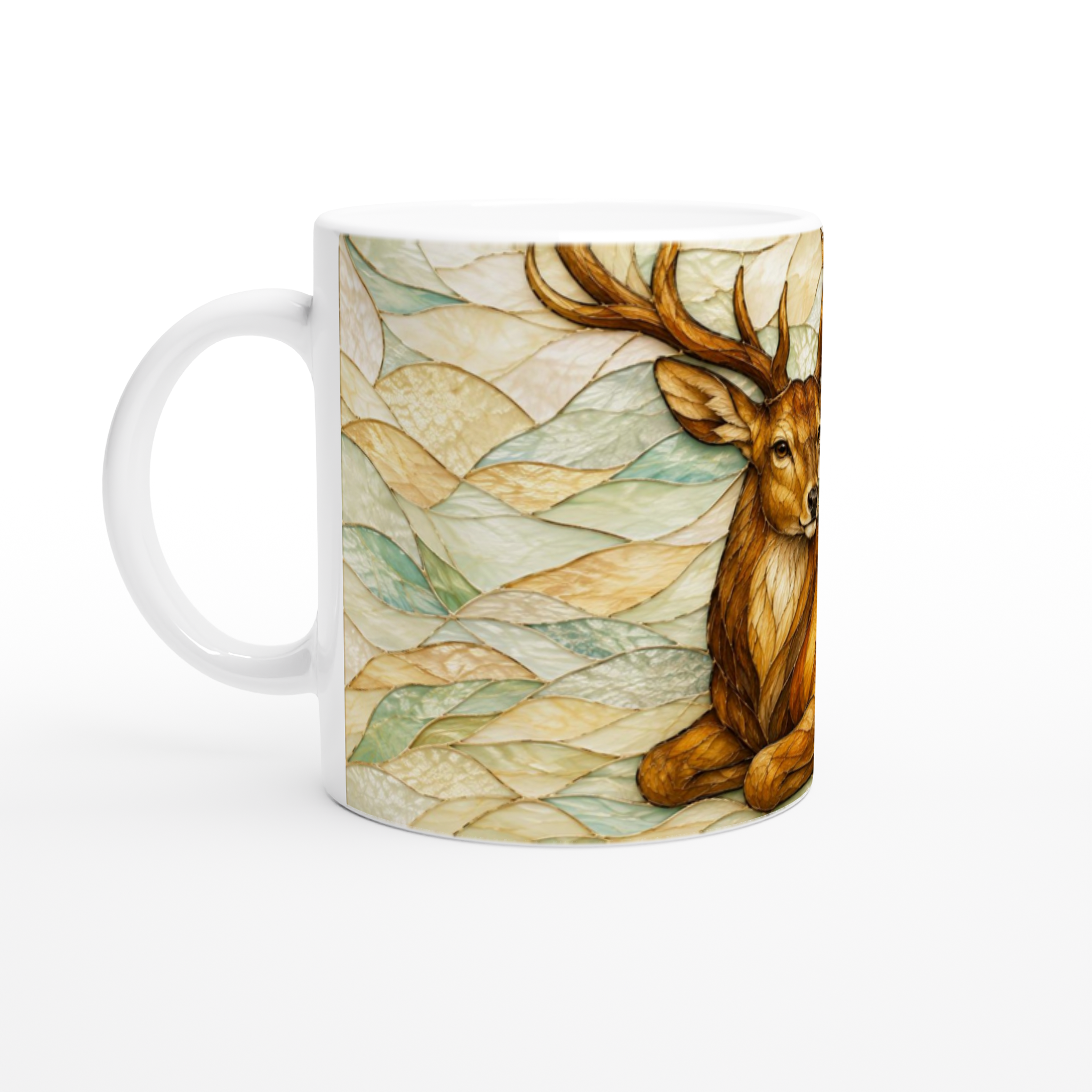 Mug en céramique blanche avec cerf dessiné à droite, motif feuillagé en arrière-plan.