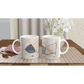 Mug blanc cabossé avec motif en patch bleu et surpiqûres, aspect trompe-l’œil