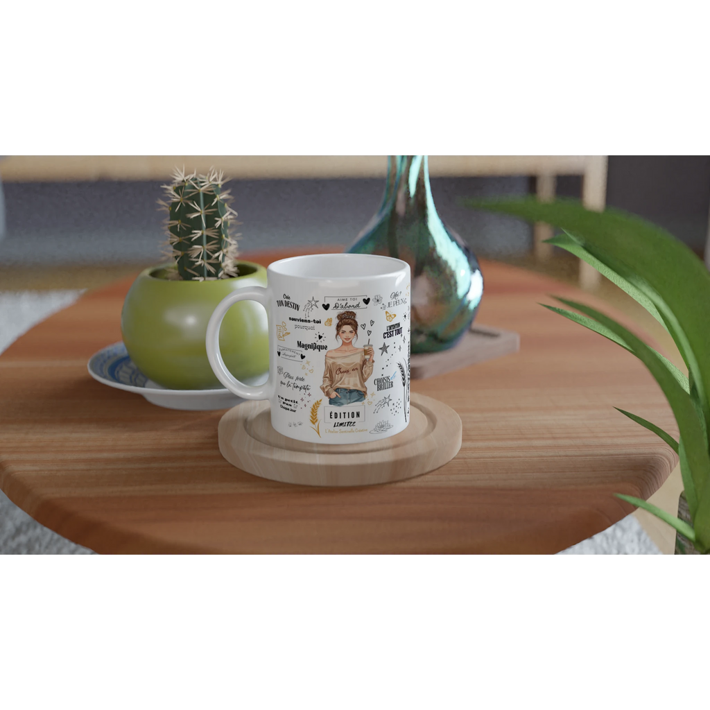Mug blanc sur un plateau en bois, motif doré « Édition limitée ».