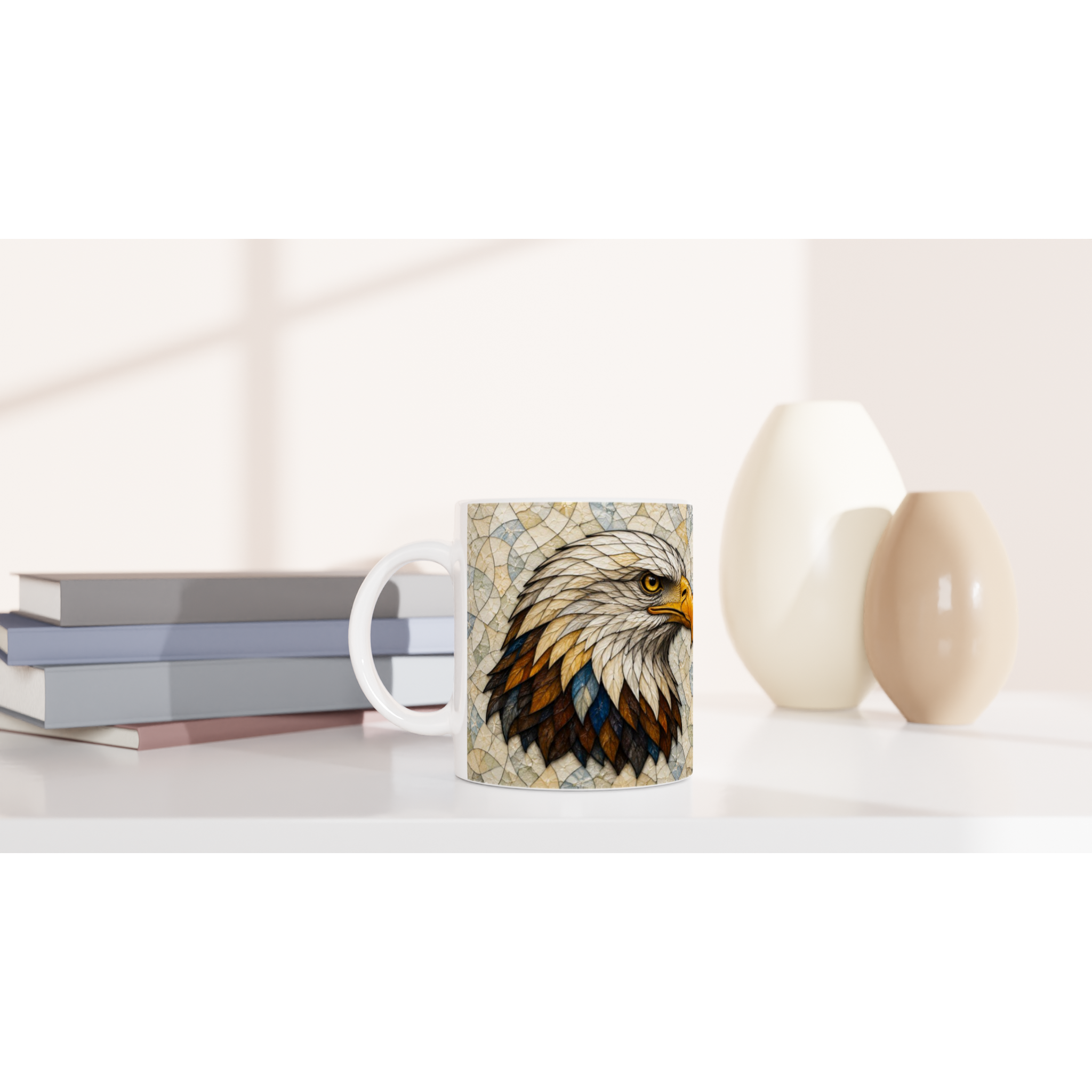 Tasse en céramique blanche avec motif tête d’aigle coloré, anse blanche visible
