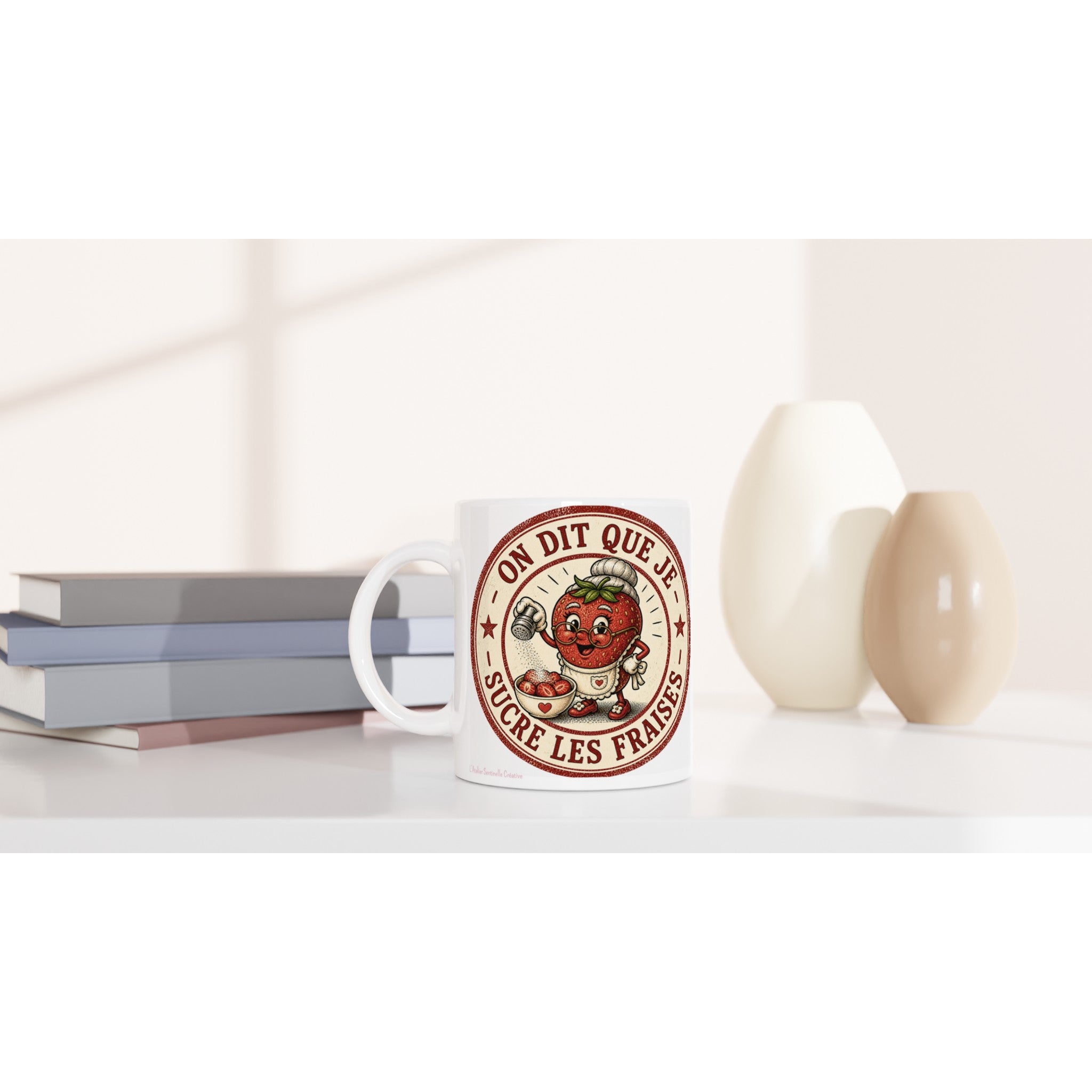 Mug en céramique blanche, vue de profil, motif rouge circulaire sur le devant.