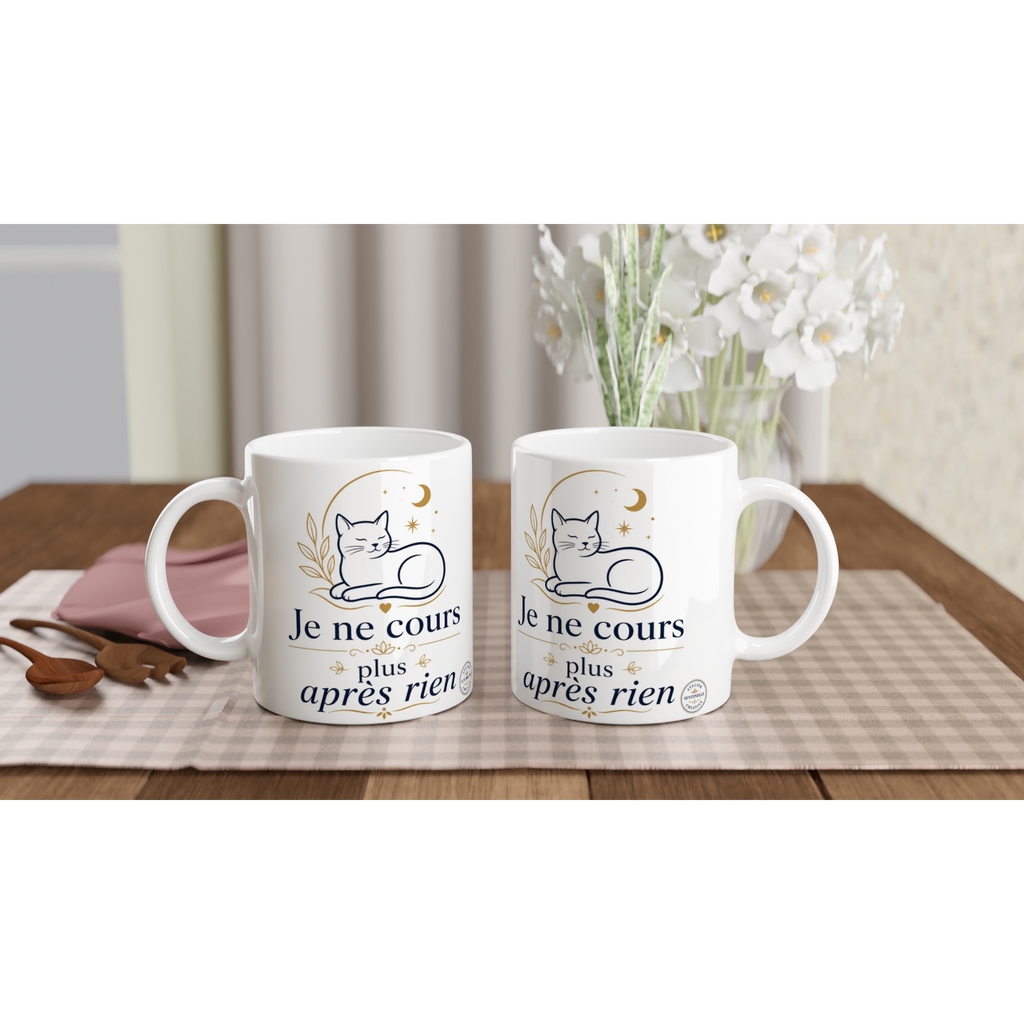 Tasse en céramique blanche, anses blanches et motif chat « Je ne cours plus après rien »