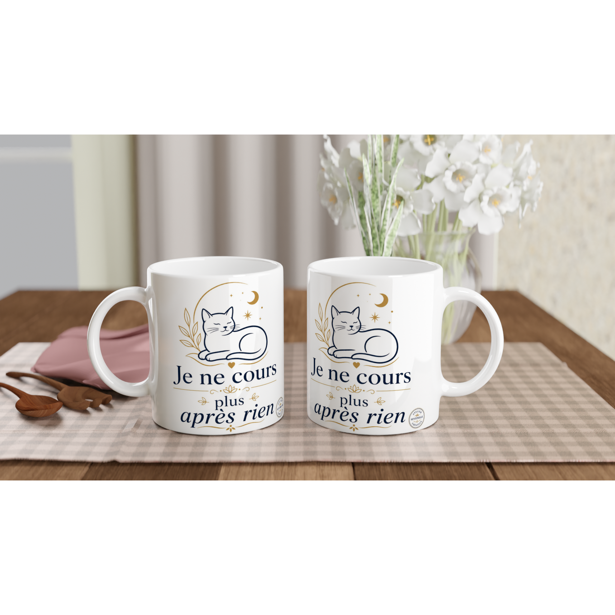 Tasse en céramique blanche, anses blanches et motif chat « Je ne cours plus après rien »