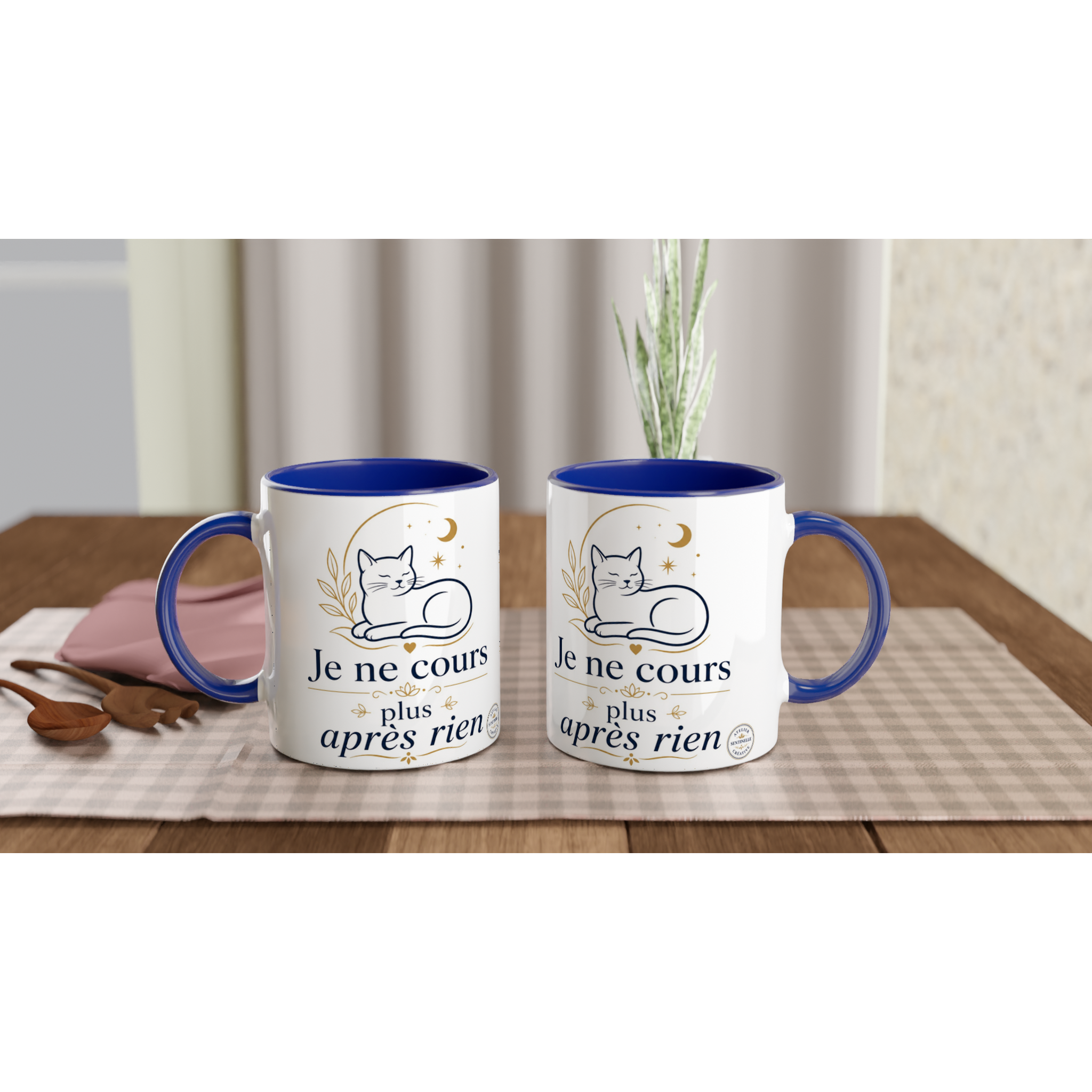 Tasse en céramique blanche à anses bleues, motif chat « Je ne cours plus après rien »