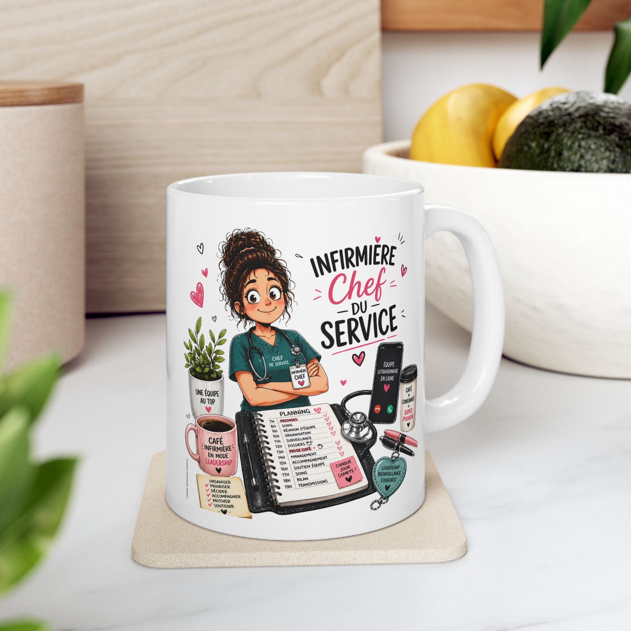 Mug blanc avec illustration d’infirmière, stéthoscope et texte « Chef du Service ».