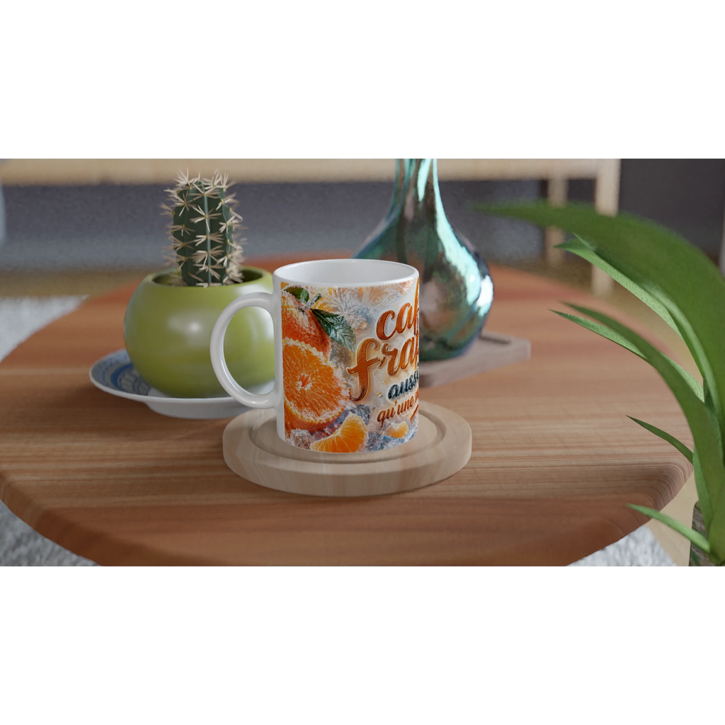 Tasse à café blanche décor mandarine “Café frappé”, posée sur un support en bois.