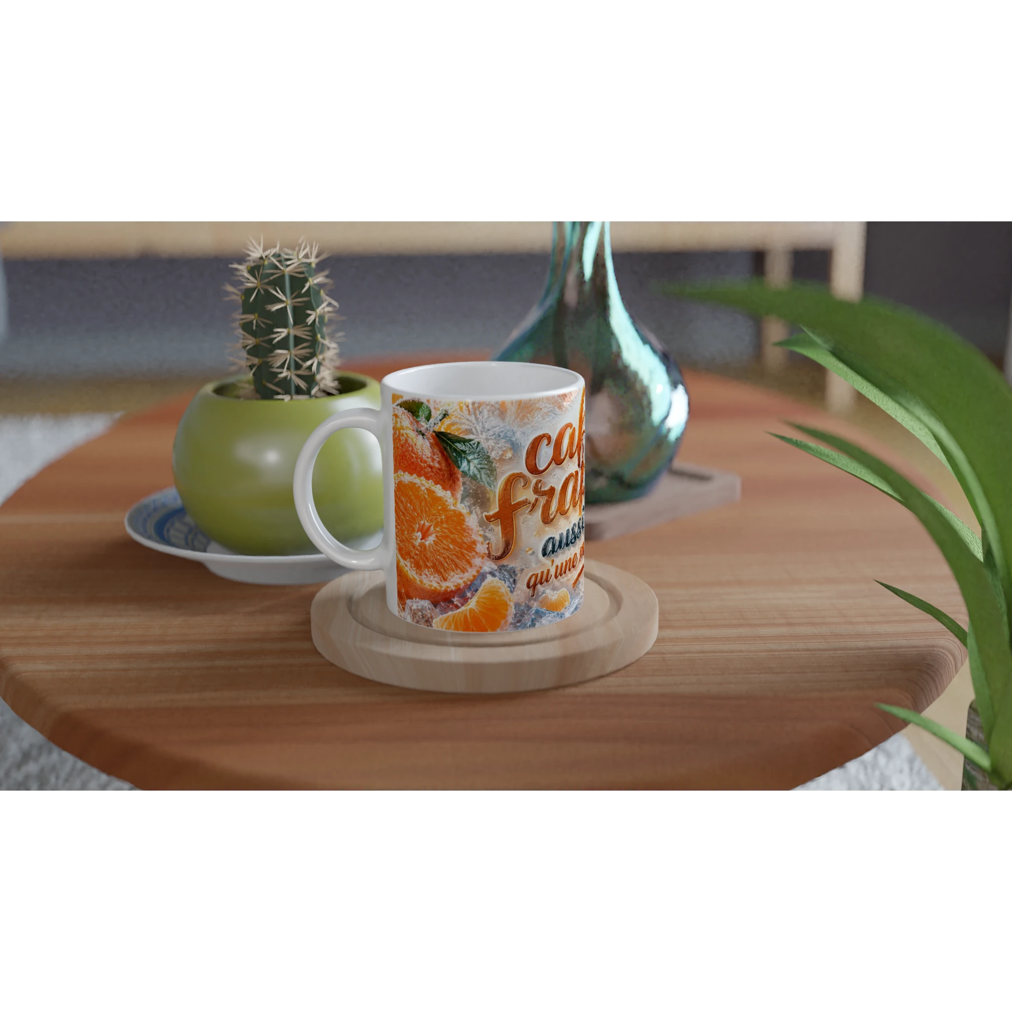 Tasse à café blanche décor mandarine “Café frappé”, posée sur un support en bois.