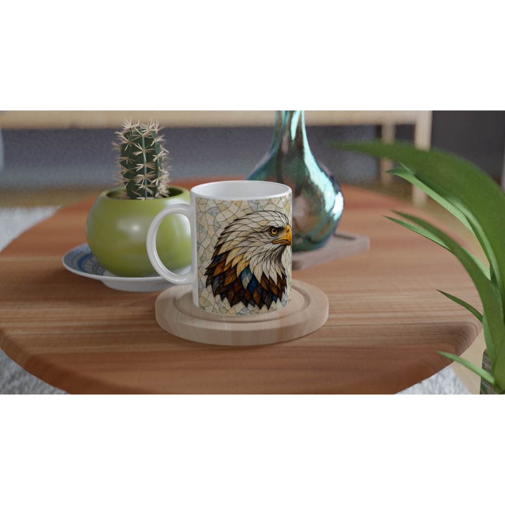 Tasse en céramique blanche avec motif tête d’aigle, vue en angle, anse blanche