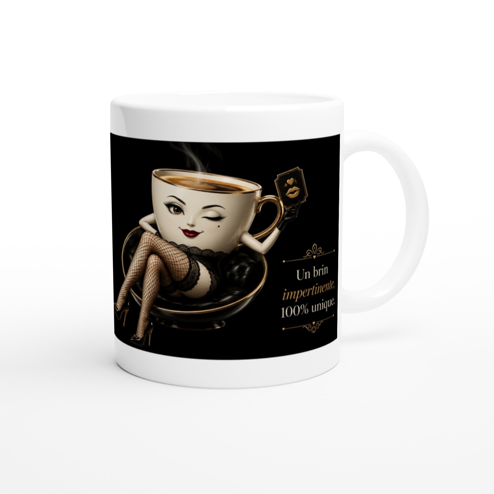 Tasse blanche avec femme au maquillage et texte doré sur fond noir.