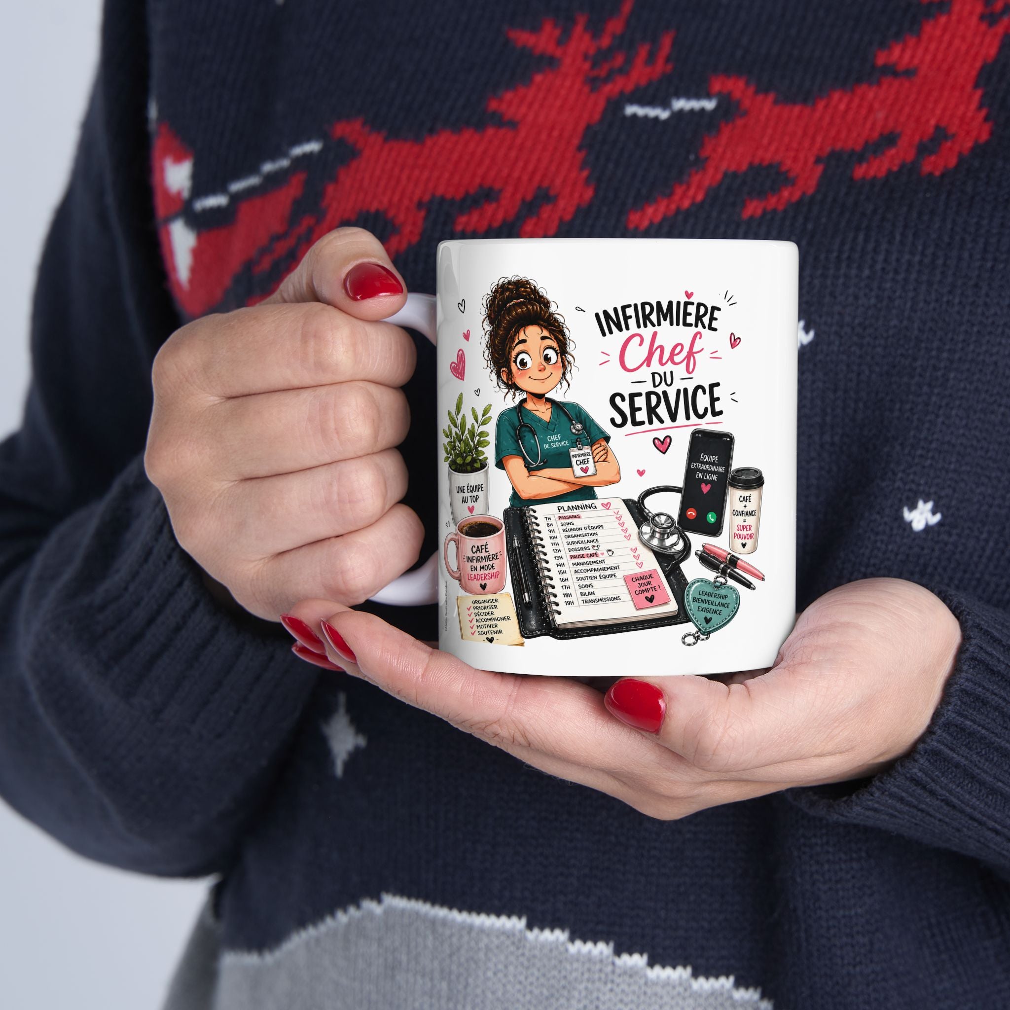 Mug blanc tenu par une main, illustration « Infirmière Chef du Service ».