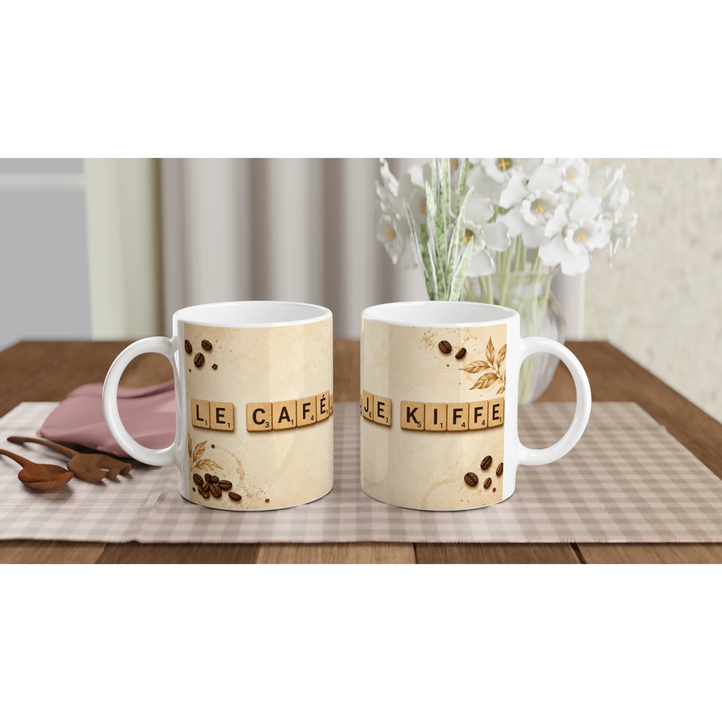 Deux tasses en céramique blanche à anses, décor lettres café