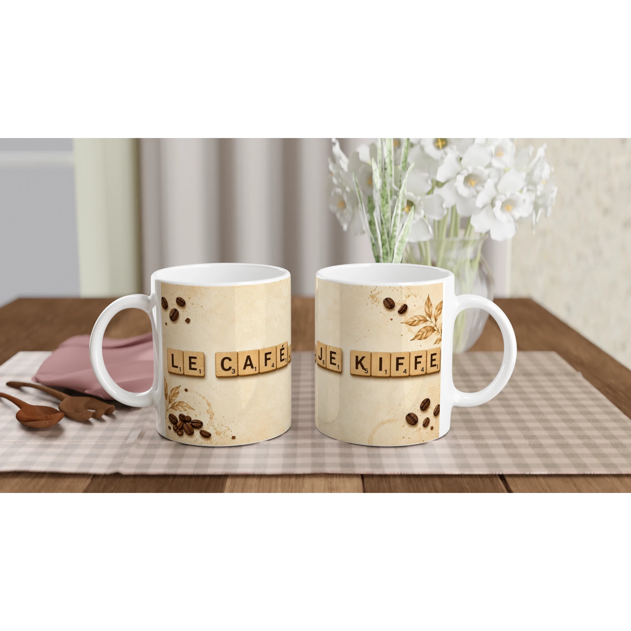 Deux tasses en céramique blanche à anses, décor lettres café