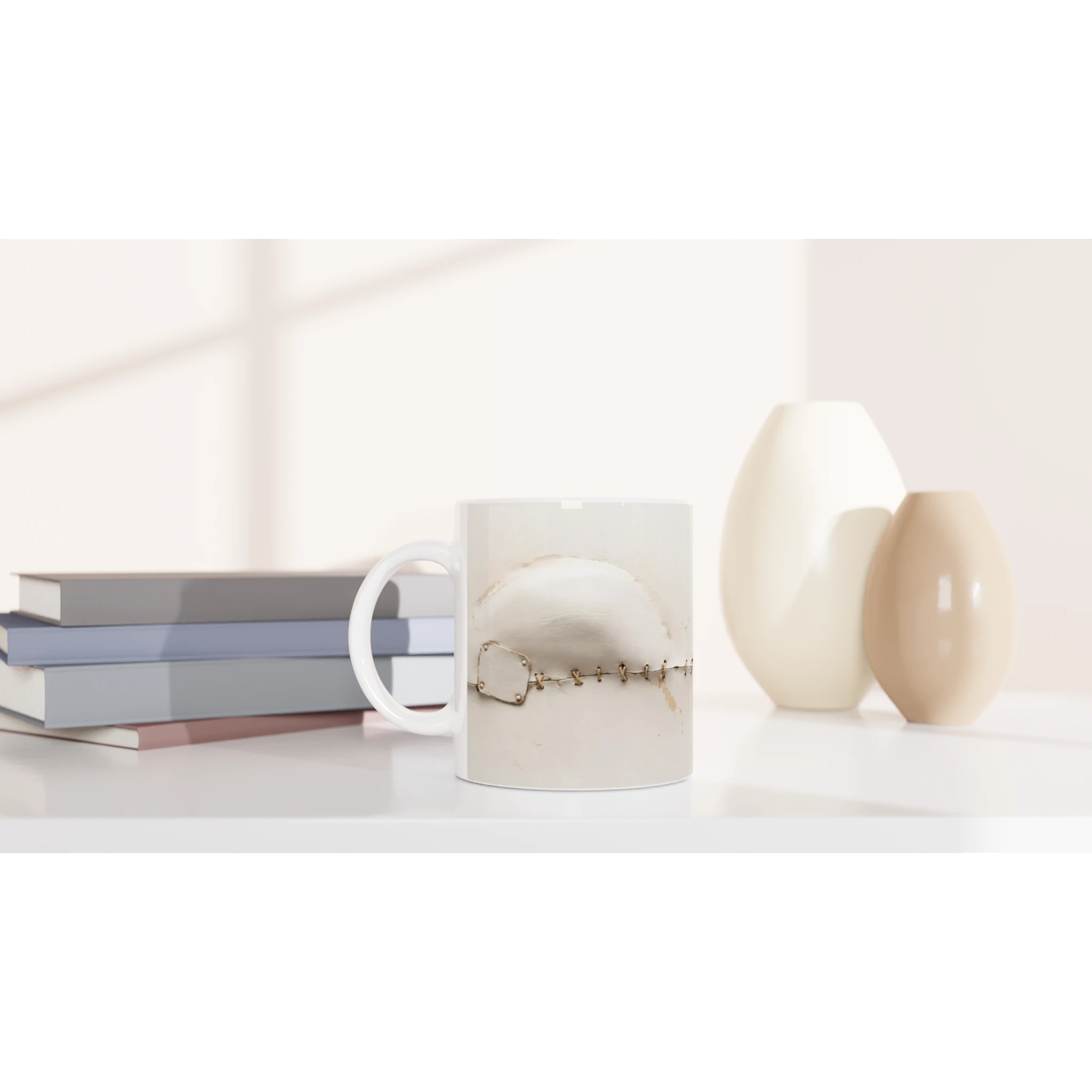 Mug en céramique blanche avec décor trompe-l’œil, chaîne et plaque métallique visibles