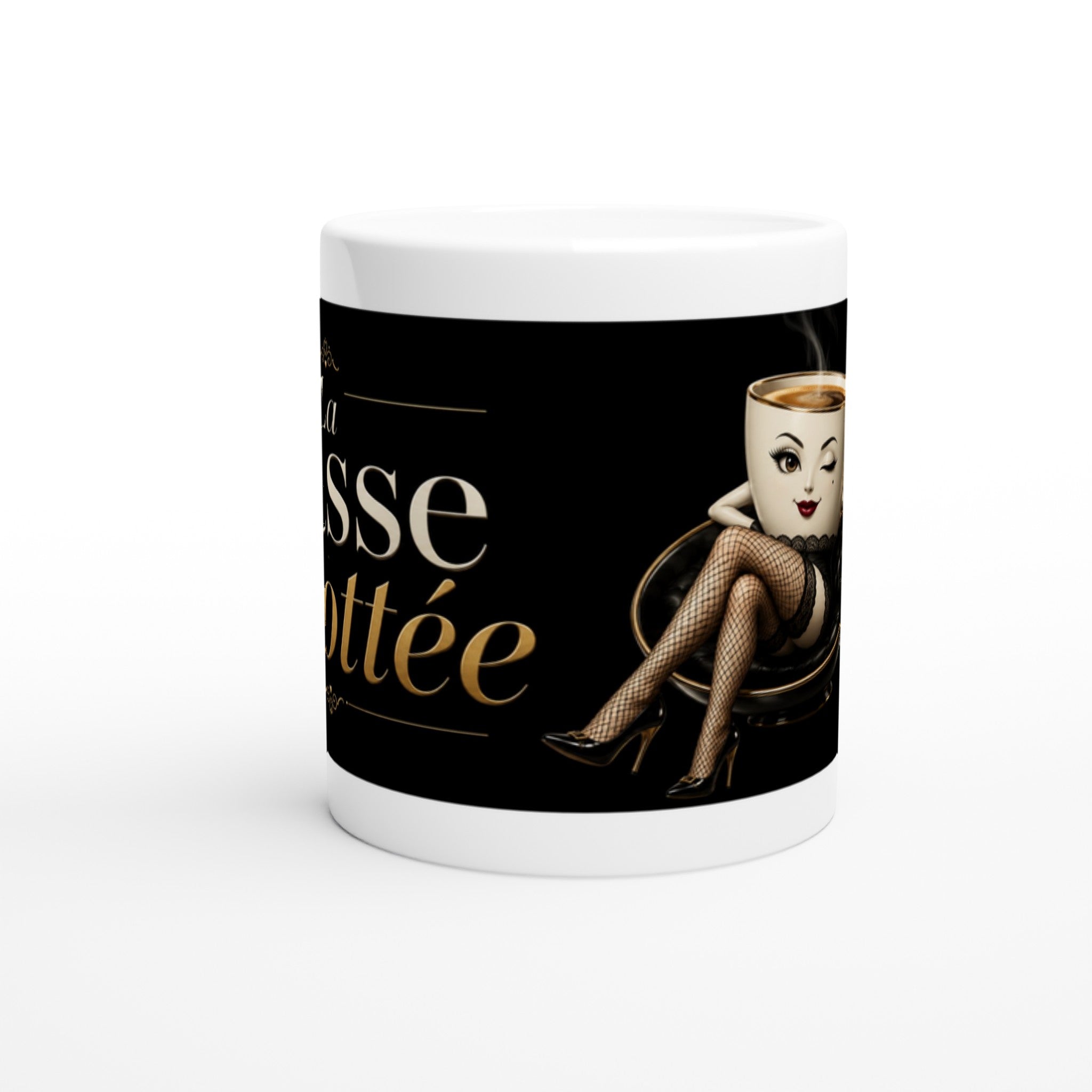 Tasse blanche avec illustration de femme assise, tasse en main, fond noir.