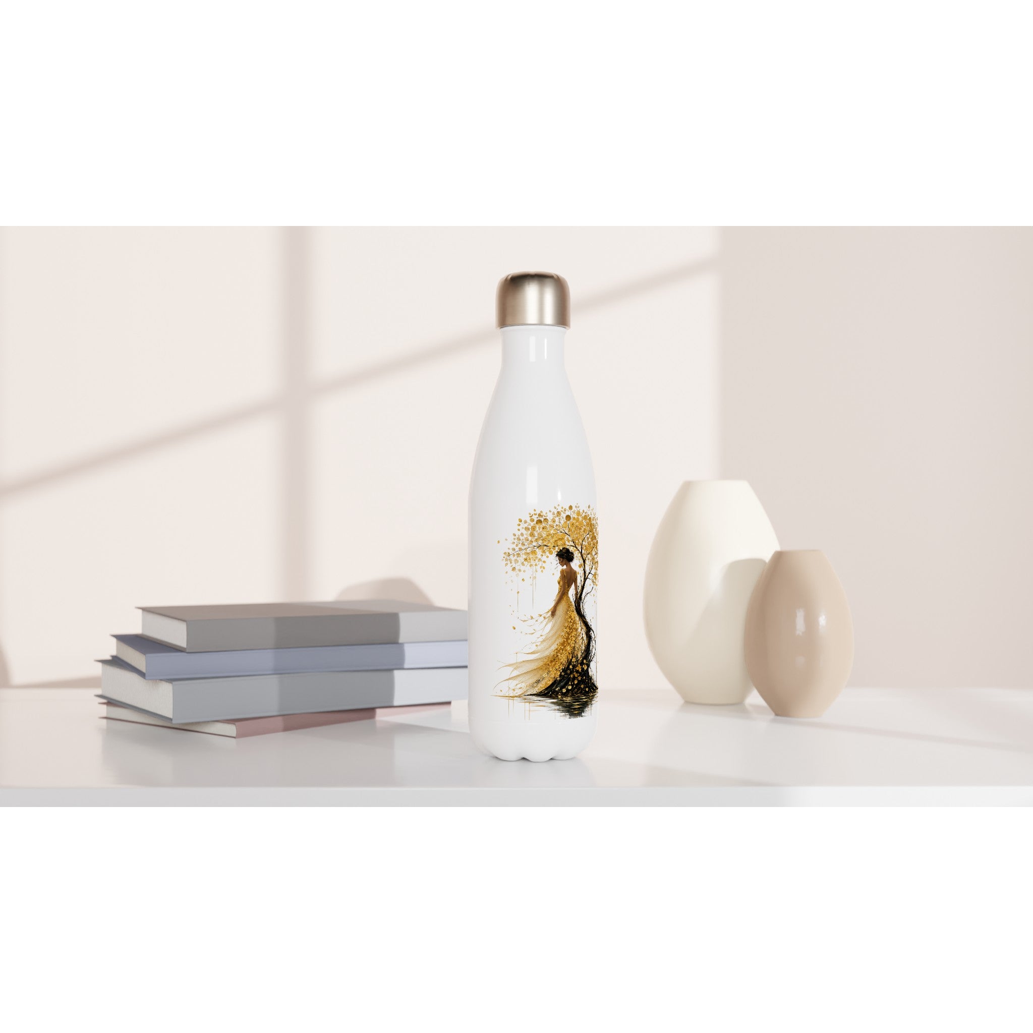 Bouteille isotherme blanche debout, bouchon doré et motif arbre doré