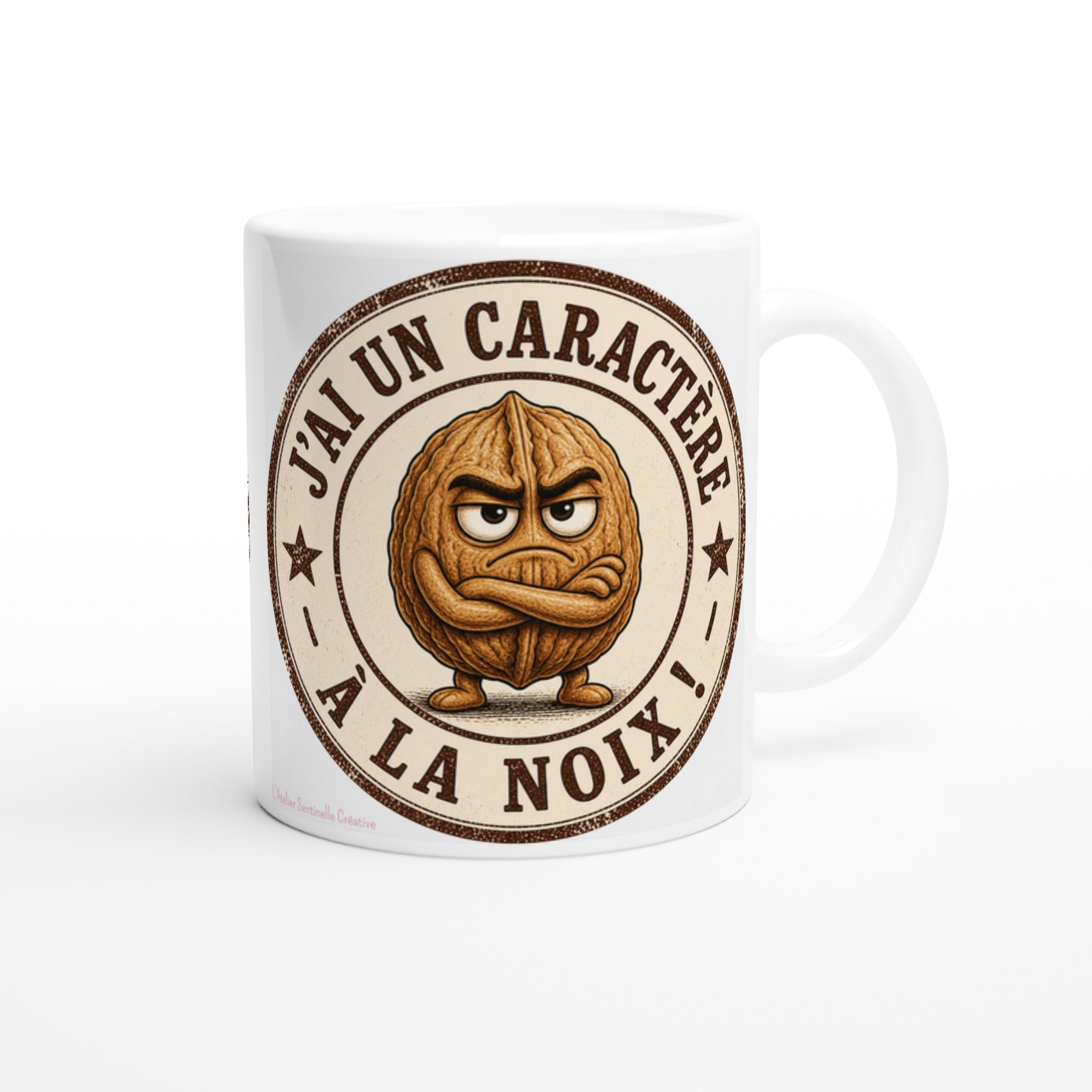 Mug blanc avec poignée, logo rond du personnage de noix « J’ai un caractère à la noix ».