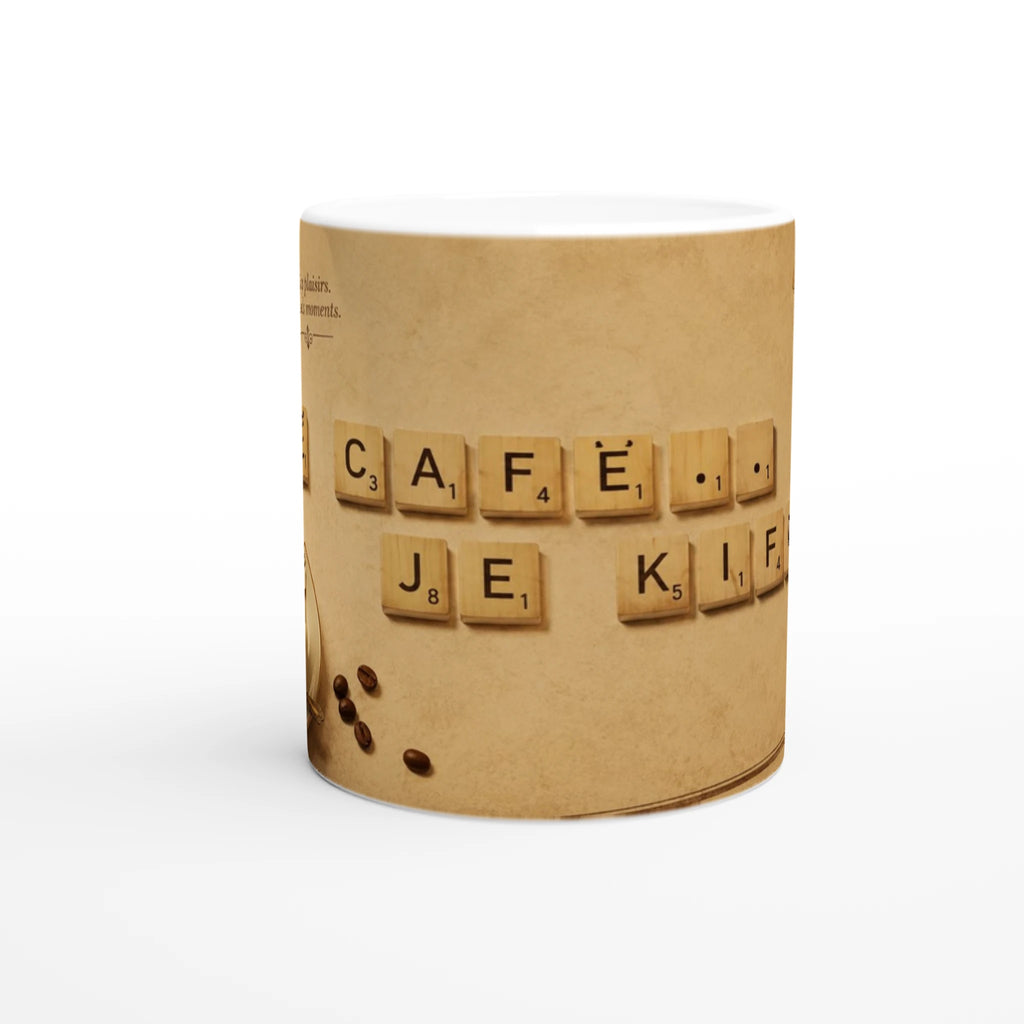 Mug en céramique blanche, motif lettres encadrées et grains de café sur fond sépia.