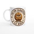 Mug blanc en gros plan, logo rond « J’ai un caractère à la noix ».