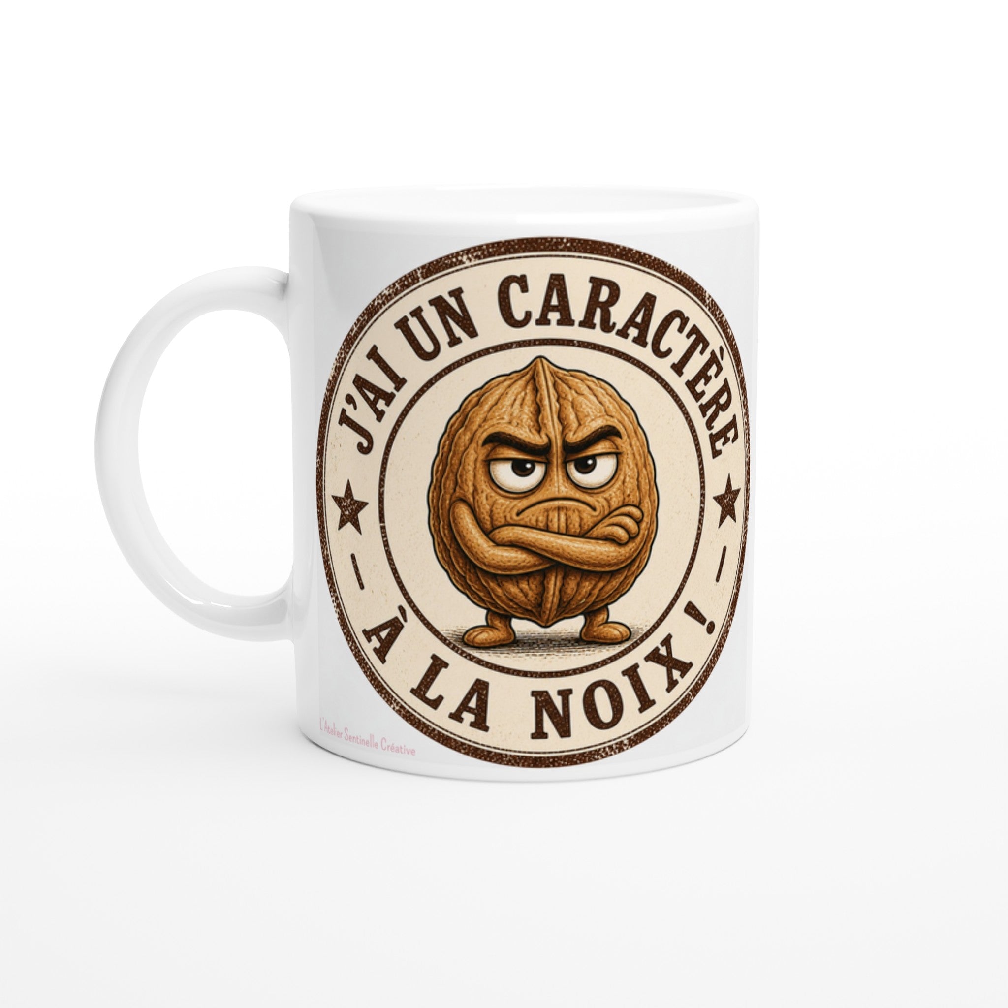 Mug blanc en gros plan, logo rond « J’ai un caractère à la noix ».