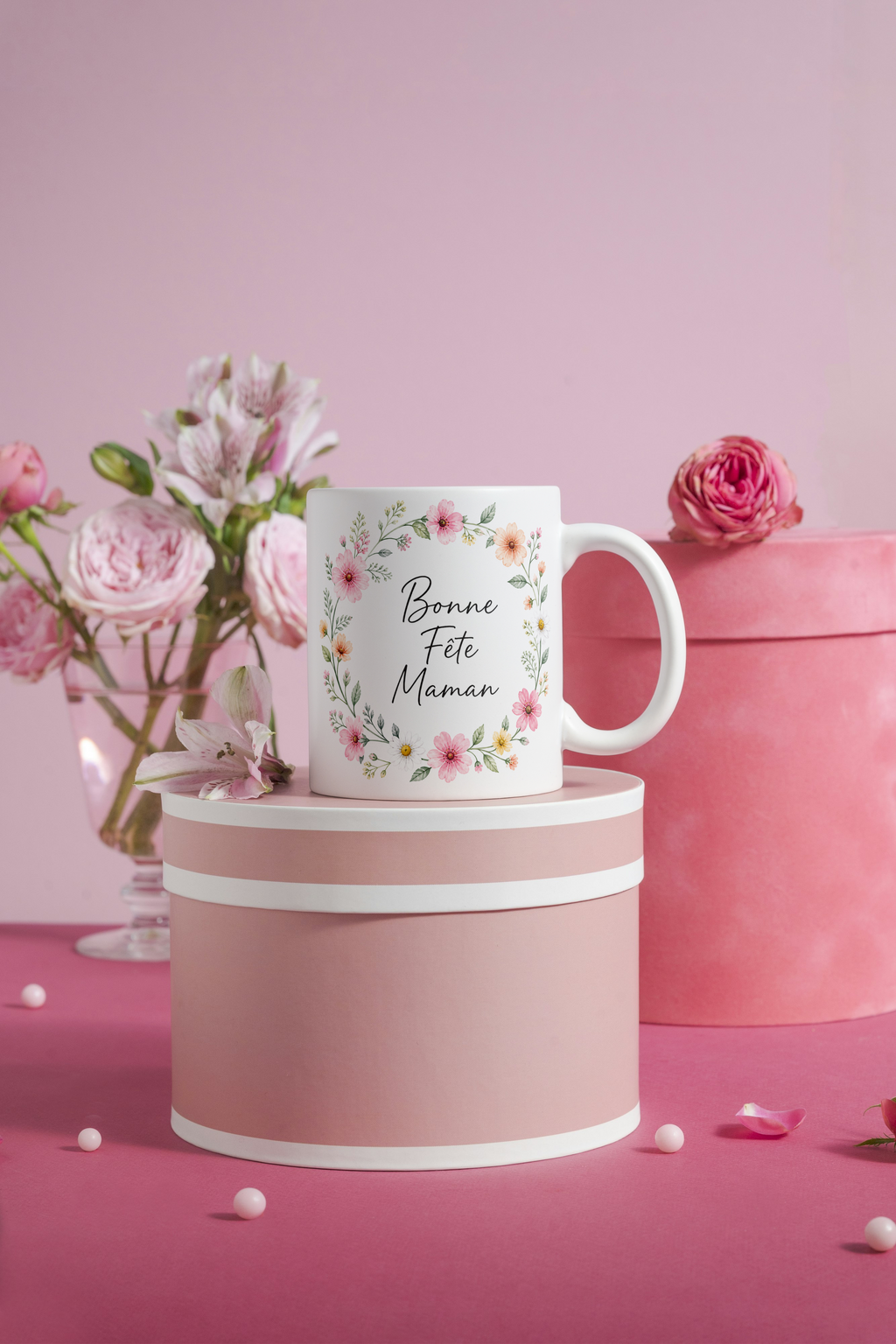 Tasse blanche avec inscription «Bonne Fête Maman» et couronne florale