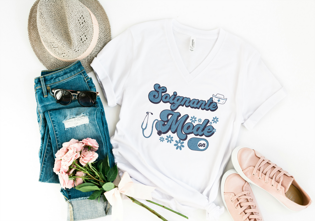 T-shirt blanc col V, imprimé bleu « Soignante Mode On » avec fleurs et stéthoscope
