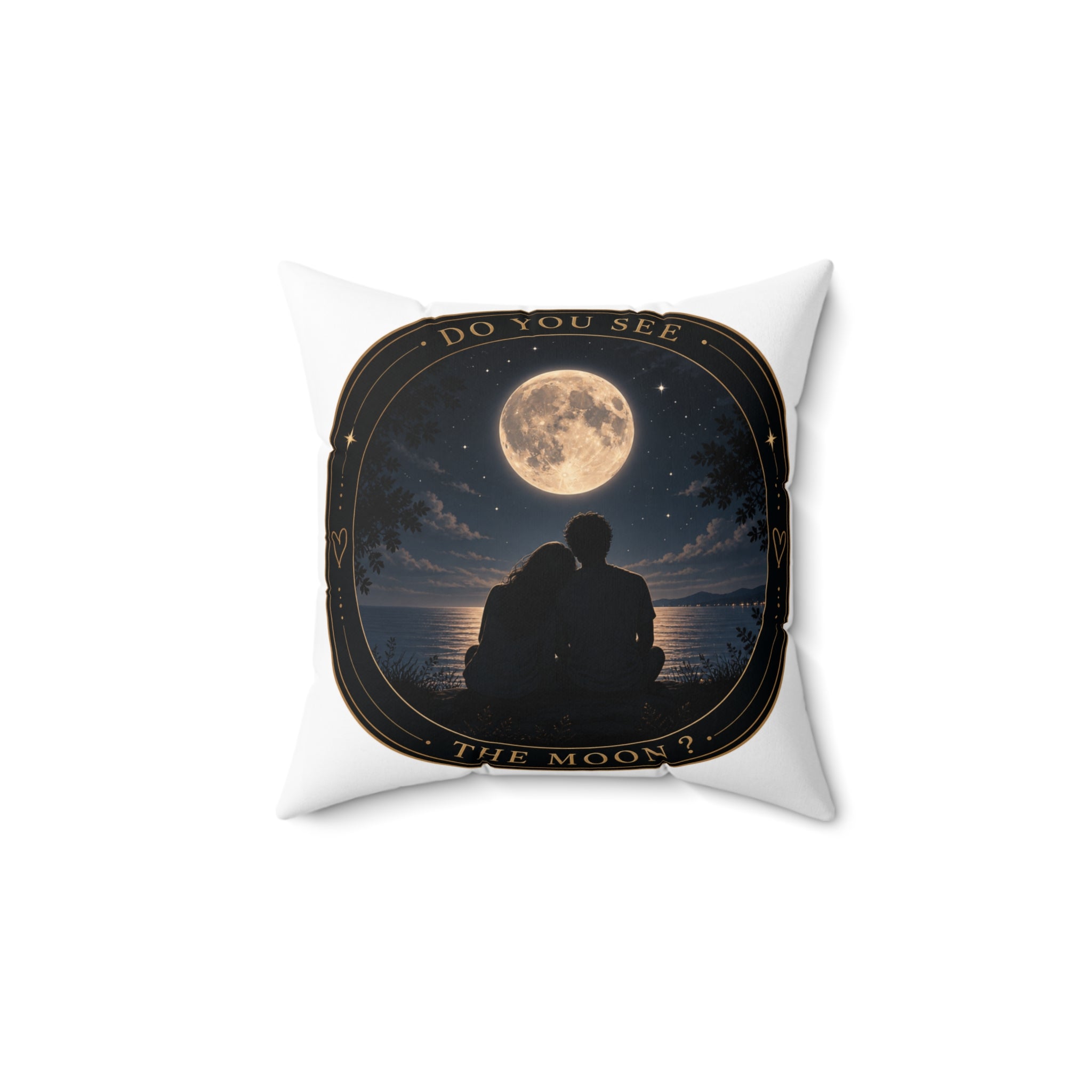 Coussin blanc avec illustration lune et silhouette de couple, bordure noire dorée