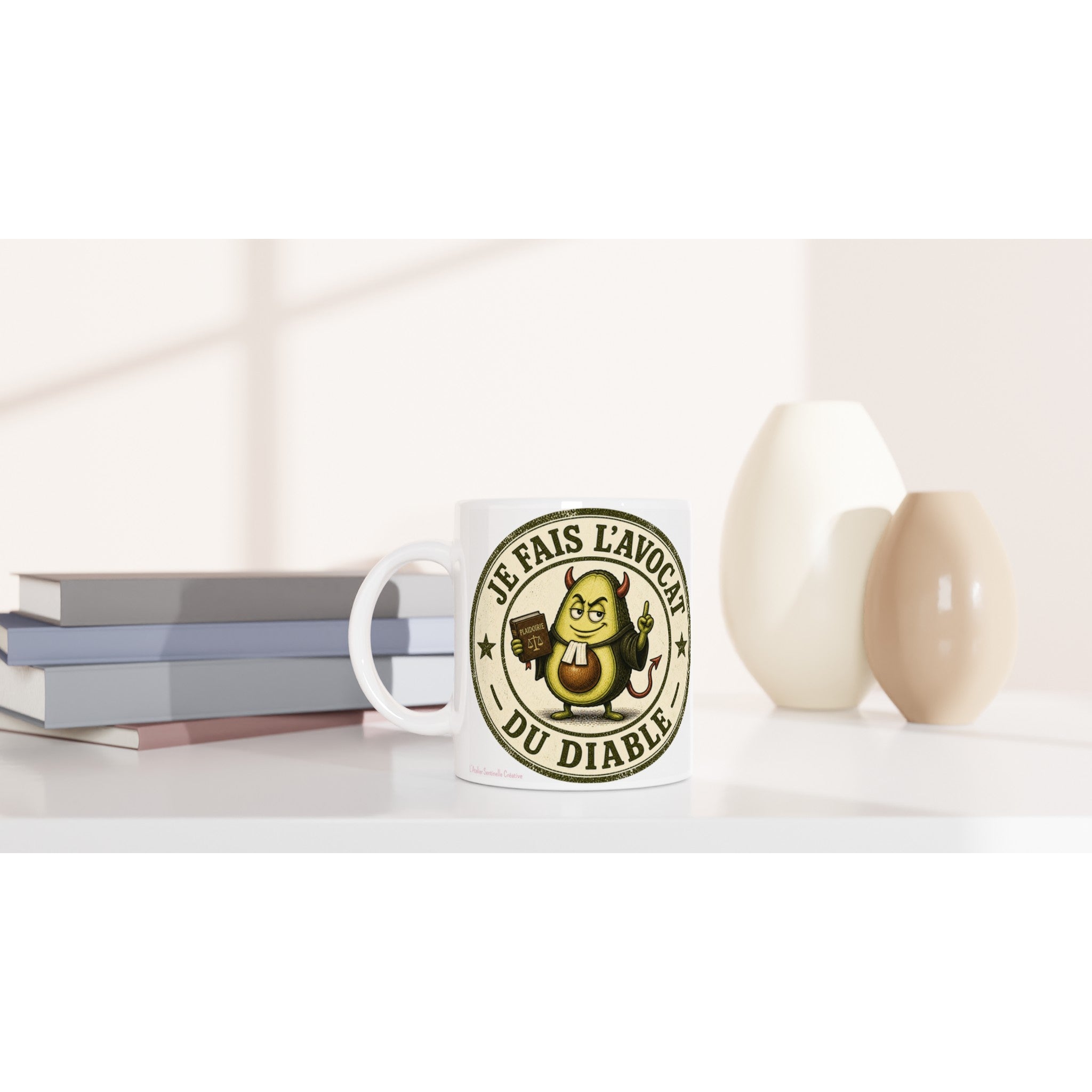 Mug blanc avec visuel rond « Je fais l’avocat du diable » et anse