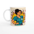 Mug blanc avec illustration d’une soignante en uniforme turquoise et stéthoscope