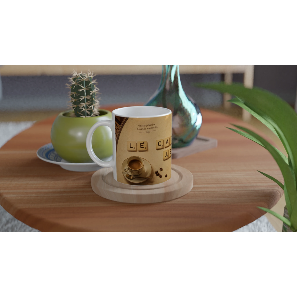 Mug en céramique blanche, décor lettres et tasse de café sur fond sépia.