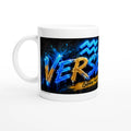 Mug blanc Verseau bleu et doré, anse à gauche, texte « Génial mais loin »