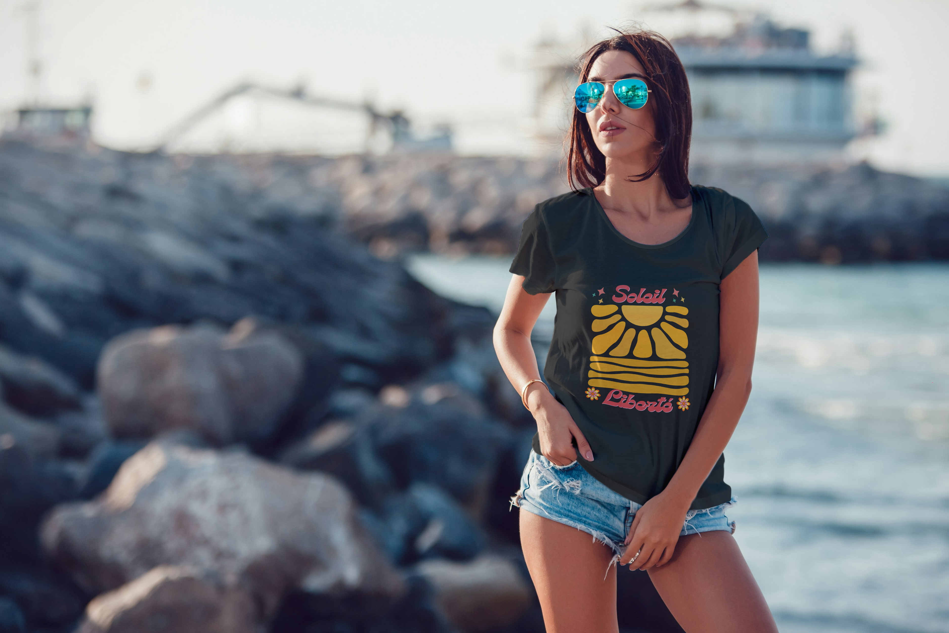 T-shirt oversize noir avec motif Soleil et Liberté sur le devant, manches courtes.