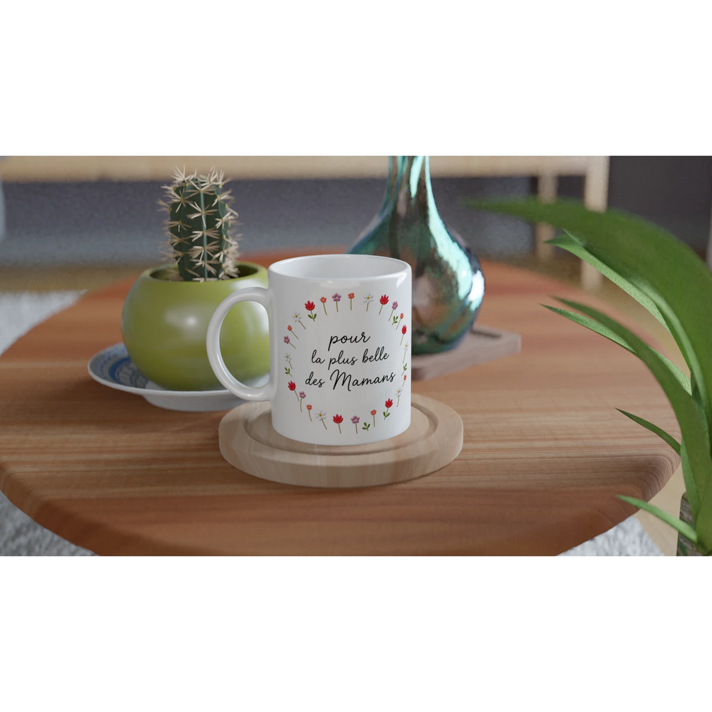Mug blanc avec poignée, couronne de fleurs et texte « pour la plus belle des Mamans »