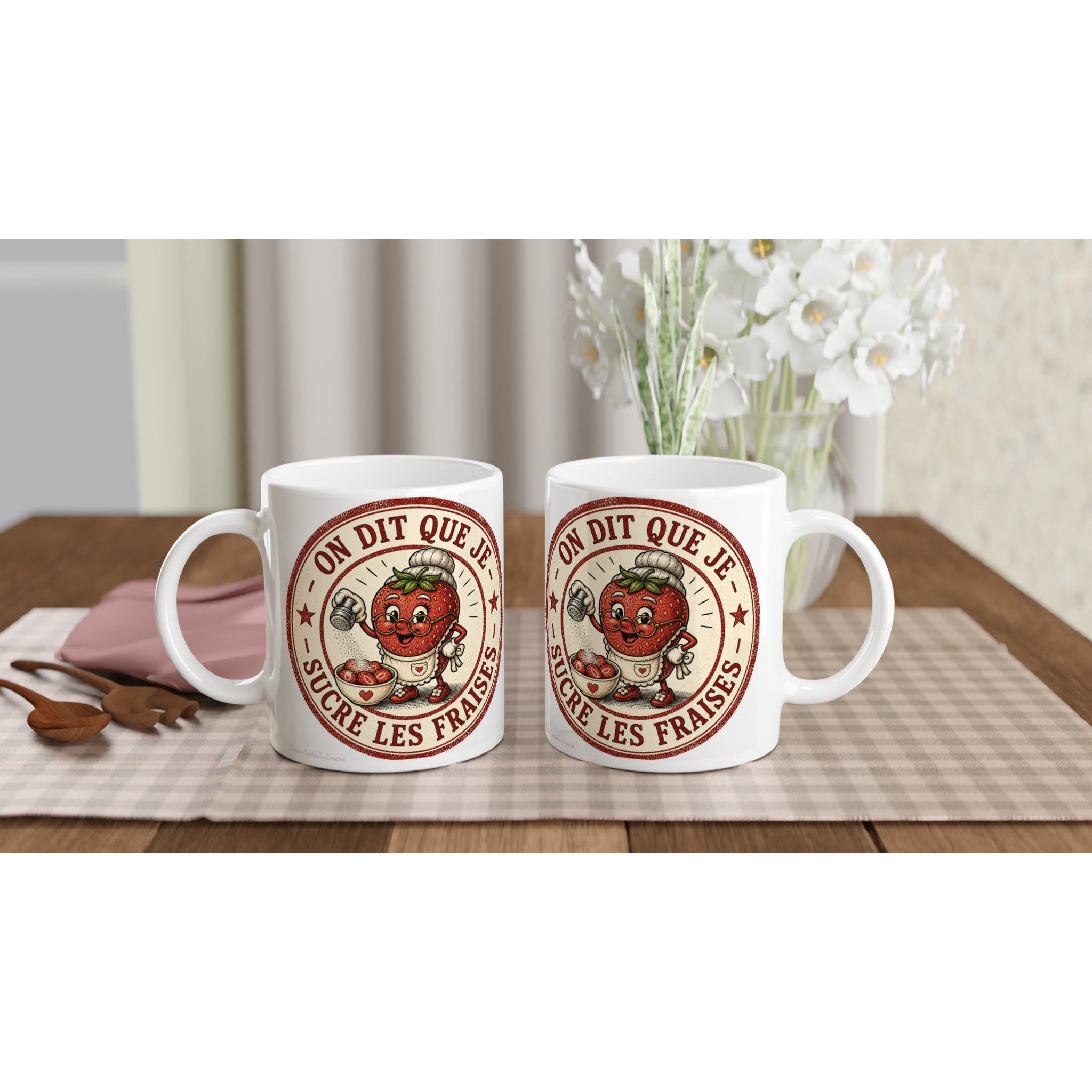 Mugs en céramique blanche, face décorée rouge avec une fraise souriante et poignée.