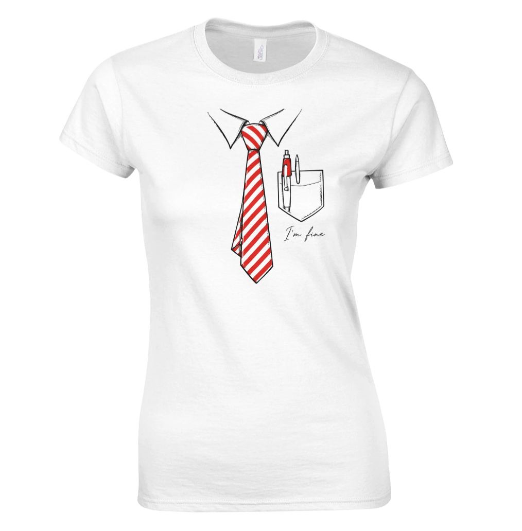 T-shirt femme blanc, motif cravate rayée rouge et blanche, poche avec texte « I'm fine »